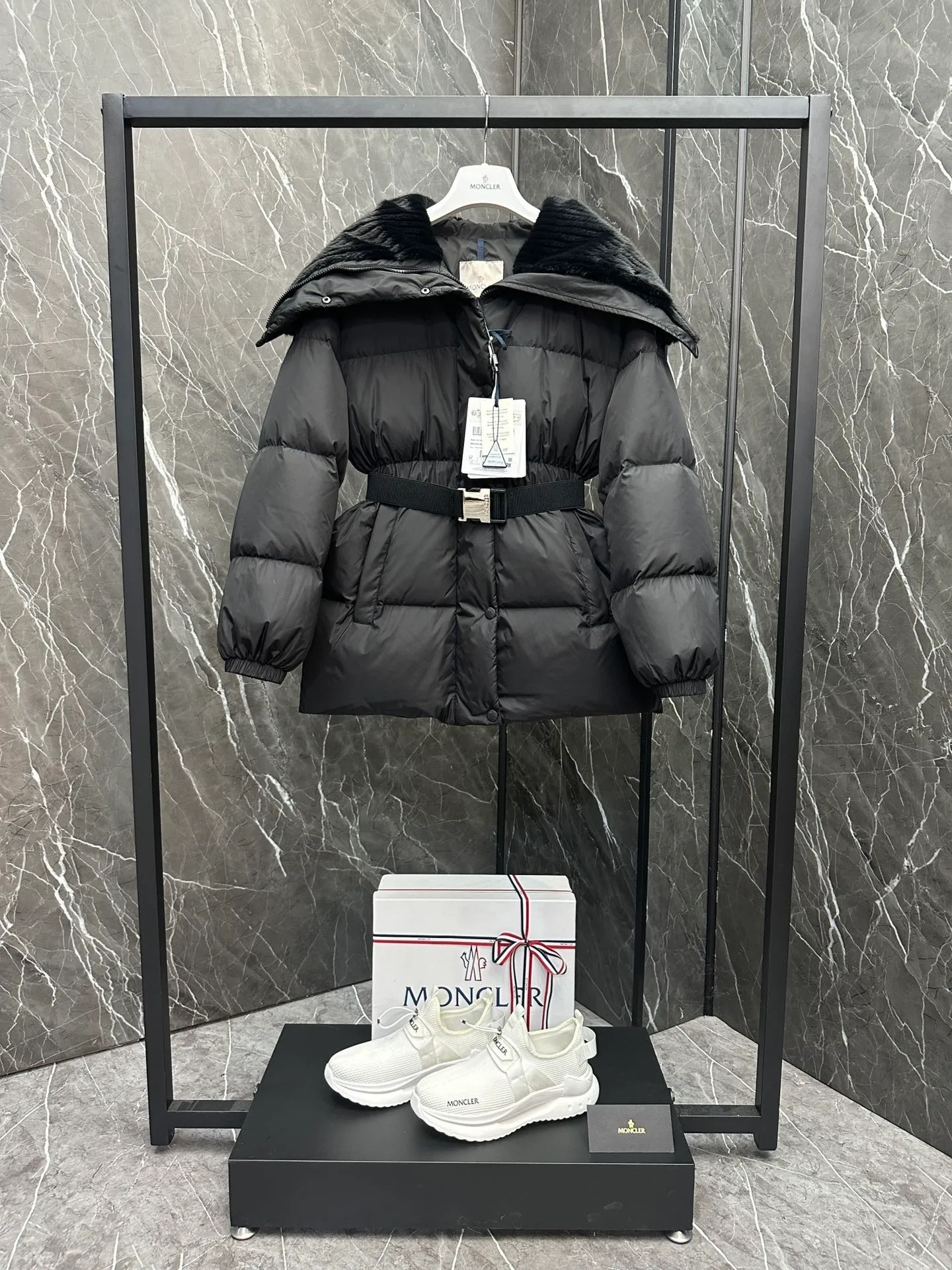 P900 Special Down⬆️Moncler Brasseurs Women's Short Down Jacket. Filled with goose down. The barcode model number is consistent with the official website. 2024 new hanging tag. The hanging tag has built-in NFC electronic induction anti-counterfeiting. Supports multiple anti-counterfeiting verification. The factory comes standard with a full set of counter gift box packaging🎁. It is different from the random versions on the market. The Brasseurs Short Down Jacket is dynamic and elegant, highlighting the aesthetic style of the Moncler women's series.  Brasseurs down jackets are made from nylon, a silky fabric that's functional. Designed in a cropped silhouette, it features a gorgeous synthetic collar and a double closure for extra protection. It features a belt for a flattering silhouette perfect for everyday wear. Details •Made from nylon •Polyester lining •Down filling •Synthetic collar •Zip and snap fastening •Zip pockets •Removable elastic waistband •Elastic waistband and cuffs •Embroidered logo patch Size: 0-3