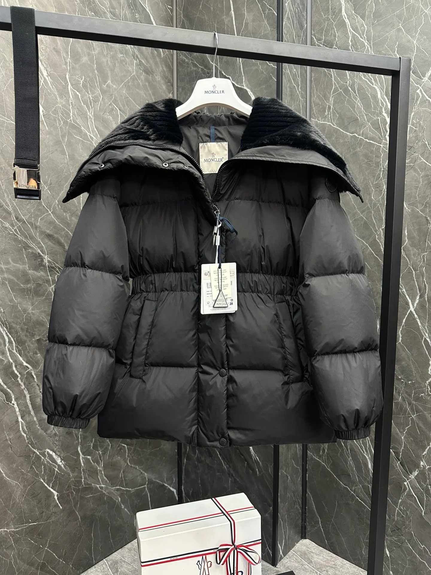 P900 Special Down⬆️Moncler Brasseurs Women's Short Down Jacket. Filled with goose down. The barcode model number is consistent with the official website. 2024 new hanging tag. The hanging tag has built-in NFC electronic induction anti-counterfeiting. Supports multiple anti-counterfeiting verification. The factory comes standard with a full set of counter gift box packaging🎁. It is different from the random versions on the market. The Brasseurs Short Down Jacket is dynamic and elegant, highlighting the aesthetic style of the Moncler women's series.  Brasseurs down jackets are made from nylon, a silky fabric that's functional. Designed in a cropped silhouette, it features a gorgeous synthetic collar and a double closure for extra protection. It features a belt for a flattering silhouette perfect for everyday wear. Details •Made from nylon •Polyester lining •Down filling •Synthetic collar •Zip and snap fastening •Zip pockets •Removable elastic waistband •Elastic waistband and cuffs •Embroidered logo patch Size: 0-3