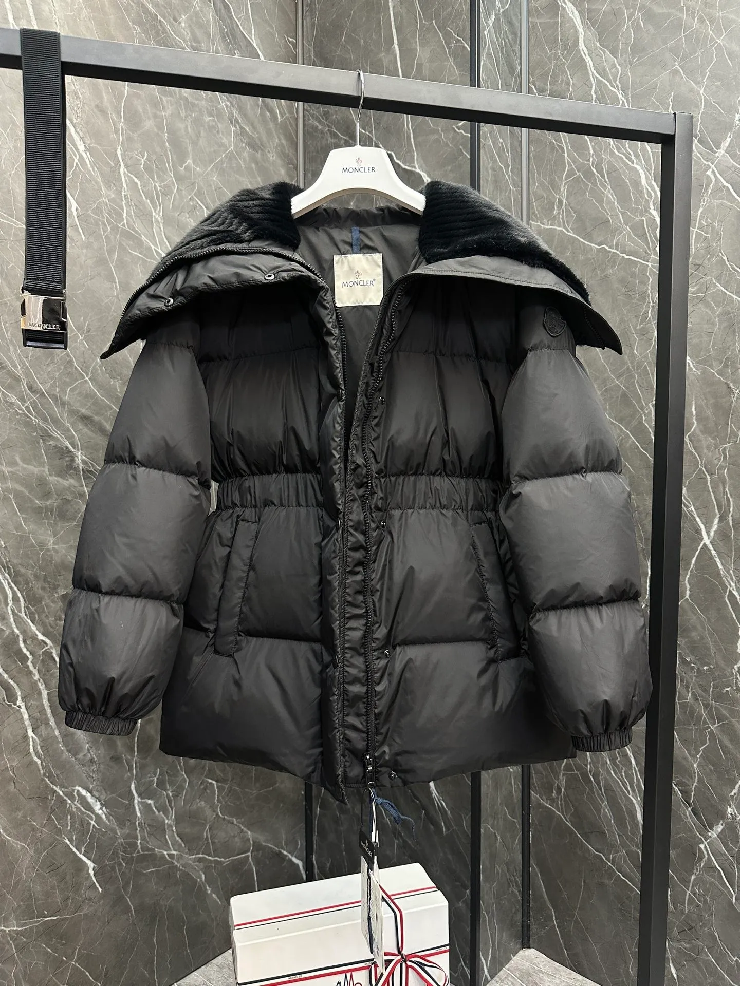 P900 Special Down⬆️Moncler Brasseurs Women's Short Down Jacket. Filled with goose down. The barcode model number is consistent with the official website. 2024 new hanging tag. The hanging tag has built-in NFC electronic induction anti-counterfeiting. Supports multiple anti-counterfeiting verification. The factory comes standard with a full set of counter gift box packaging🎁. It is different from the random versions on the market. The Brasseurs Short Down Jacket is dynamic and elegant, highlighting the aesthetic style of the Moncler women's series.  Brasseurs down jackets are made from nylon, a silky fabric that's functional. Designed in a cropped silhouette, it features a gorgeous synthetic collar and a double closure for extra protection. It features a belt for a flattering silhouette perfect for everyday wear. Details •Made from nylon •Polyester lining •Down filling •Synthetic collar •Zip and snap fastening •Zip pockets •Removable elastic waistband •Elastic waistband and cuffs •Embroidered logo patch Size: 0-3