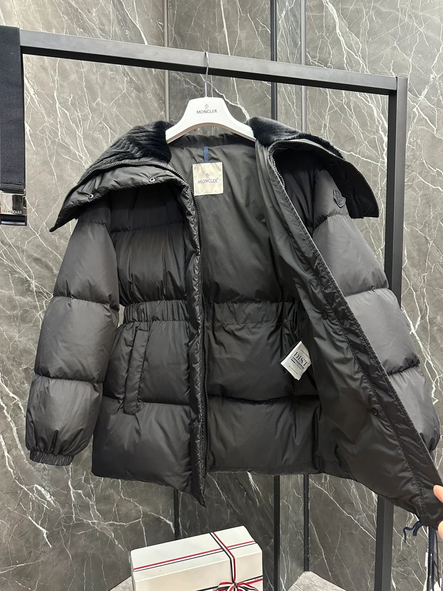P900 Special Down⬆️Moncler Brasseurs Women's Short Down Jacket. Filled with goose down. The barcode model number is consistent with the official website. 2024 new hanging tag. The hanging tag has built-in NFC electronic induction anti-counterfeiting. Supports multiple anti-counterfeiting verification. The factory comes standard with a full set of counter gift box packaging🎁. It is different from the random versions on the market. The Brasseurs Short Down Jacket is dynamic and elegant, highlighting the aesthetic style of the Moncler women's series.  Brasseurs down jackets are made from nylon, a silky fabric that's functional. Designed in a cropped silhouette, it features a gorgeous synthetic collar and a double closure for extra protection. It features a belt for a flattering silhouette perfect for everyday wear. Details •Made from nylon •Polyester lining •Down filling •Synthetic collar •Zip and snap fastening •Zip pockets •Removable elastic waistband •Elastic waistband and cuffs •Embroidered logo patch Size: 0-3