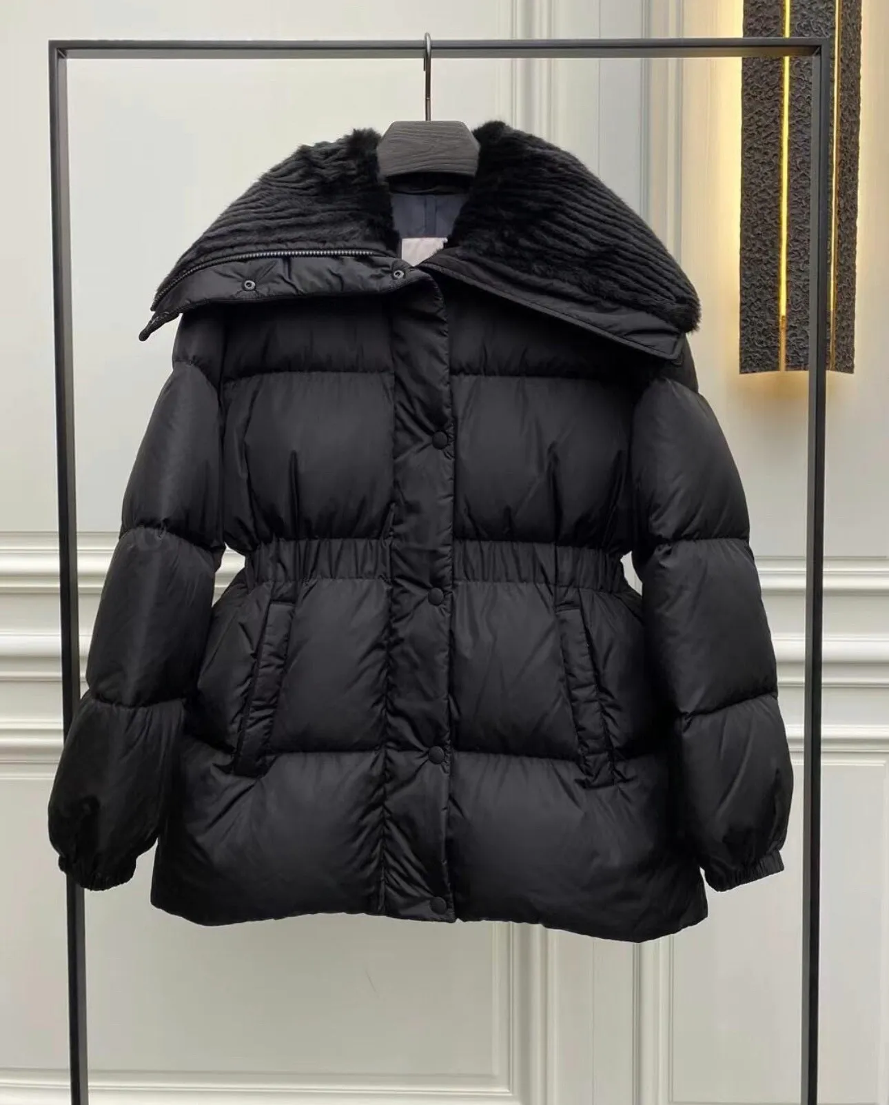 P900 Special Down⬆️Moncler Brasseurs Women's Short Down Jacket. Filled with goose down. The barcode model number is consistent with the official website. 2024 new hanging tag. The hanging tag has built-in NFC electronic induction anti-counterfeiting. Supports multiple anti-counterfeiting verification. The factory comes standard with a full set of counter gift box packaging🎁. It is different from the random versions on the market. The Brasseurs Short Down Jacket is dynamic and elegant, highlighting the aesthetic style of the Moncler women's series.  Brasseurs down jackets are made from nylon, a silky fabric that's functional. Designed in a cropped silhouette, it features a gorgeous synthetic collar and a double closure for extra protection. It features a belt for a flattering silhouette perfect for everyday wear. Details •Made from nylon •Polyester lining •Down filling •Synthetic collar •Zip and snap fastening •Zip pockets •Removable elastic waistband •Elastic waistband and cuffs •Embroidered logo patch Size: 0-3