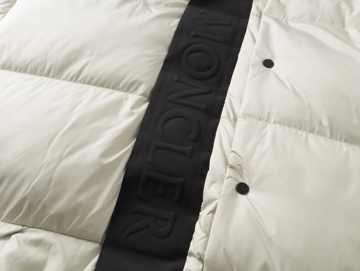 P860 Top version] Detailed picture of large goods Moncler/Mask 22Fw Black Warrior access control three-dimensional embossed letter down jacket, autumn and winter new madeira. The Black Warrior hooded mid-length down jacket is filled with national standard 95% white duck down. Madeira down jacket is a common item in the functional wardrobe. It is made of Longuesaison nylon, providing excellent warmth and light comfort. Presented in calming neutral tones, the loose silhouette pays homage to clean design. Made of matte Longue Saison nylon Painted nylon lining Filled with down Hood and front placket made of 2.5 layers of fabric Logo lettering embossed Hidden button and zipper closure Exterior pockets with hidden snap button closure Chest pockets with zipper closure Adjustable hood and flat elastic drawstring Matte black logo Style: 5608# Color: Black Off-white Size: 1 2 3 4 5