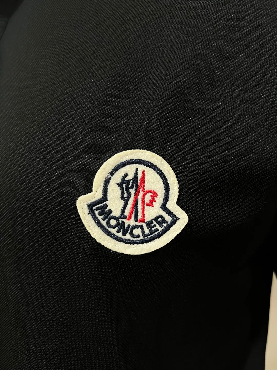 P150 MONCLER Men's Polo shirt with short sleeves and ice silk, YB official website is on sale at the same time; the winning bid is embroidered with fixed stitch logo. The MONCLER alphabet on the chest is classic and eye-catching. The texture is skin-friendly and comfortable. It has three labels. It is suitable for both business and leisure. It is breathable and dry. It has 3D three-dimensional tailoring technology and a three-dimensional upper body shape. Polo shirts have almost become a must-have item for everyone this season! If worn correctly, they will highlight your figure! They will look business-like and handsome! Every gesture will be full of charm! Color: black white, size: XS-2XL