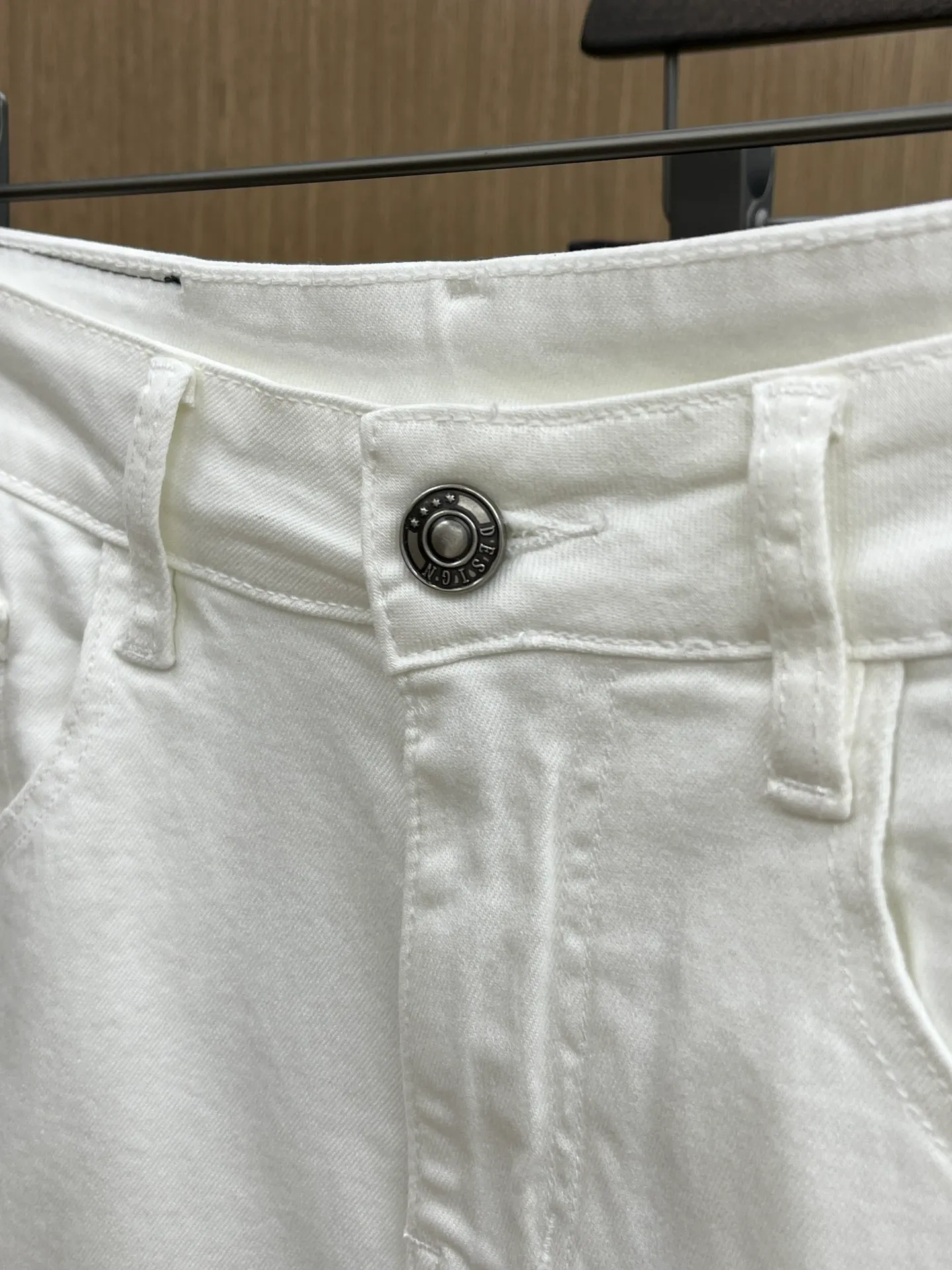 P270 🌸🌸 Moncler elastic slimming straight-leg pants, denim shorts, thin!  Very high-quality, stretch jeans can also be very comfortable... Super stretch and super handsome jeans! Heavy wash water elasticity...! You will be amazed by the clever design of these jeans! ! A pair of jeans cut from original cloth, light color, unique charm, made of high-quality cotton fabric, with frayed design and patch embroidery embellishment details. The fabric is comfortable, soft and can be matched casually. The comfort represents its interpretation of fashion and leisure. The details reflect the brand's pursuit of quality, with a bit of a hedonist flavor. It pays great attention to details and restores the texture of top-grade hardware. . Showing a sense of luxury and fashion. . Very worth buying. Size: Size: 29-38. . (No 35, 37)