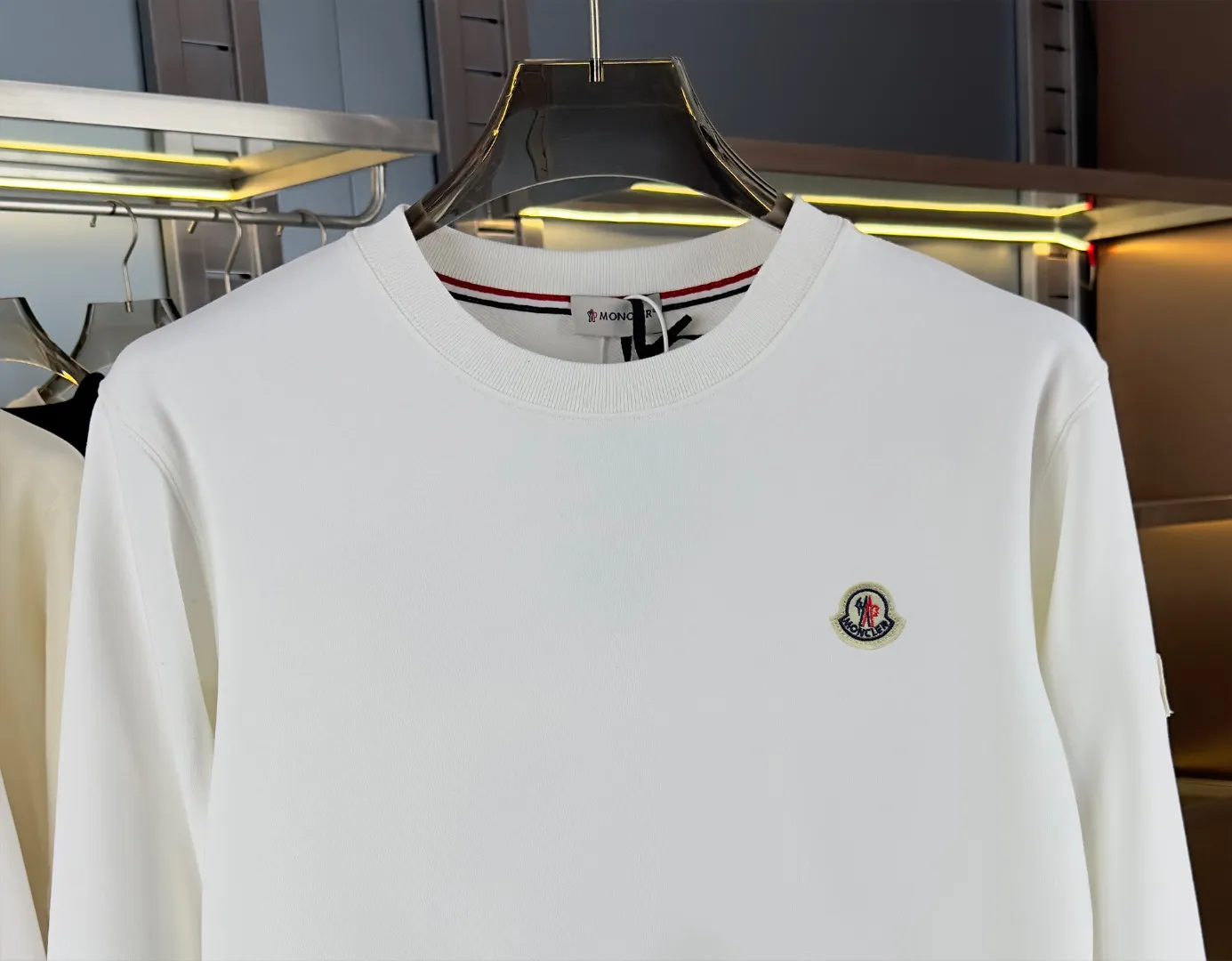 P210 high version sweatshirt) 📦With exclusive picture packaging📦 [Long-term ready stock] Upgraded version "Mobile phone smart sensor ~ NFC chip armband ~ Direct access to the official website anti-counterfeiting" 〖 𝐌𝐎𝐍𝐂𝐋𝐄𝐑 ~ Mouth covering〗 2025 new high quality, using 450g heavyweight fabric Different from the market currency, you can mix and match everything at will and you will be handsome😎The whole clothes is made of double waistcoats. The double waistcoats make the whole dress more three-dimensional. It is not an ordinary factory that can do such fine work. 2025 autumn and winter new style, on sale at the counter, exquisite printed round neck terry sweatshirt. High-end double-ply cotton. Customized stretch ribs are dyed in the same vat. Three standards are complete. It is matched with digital printing patterns and is very breathable. Same style for men and women. Color: black, white, apricot. Size: S M L XL 2XL