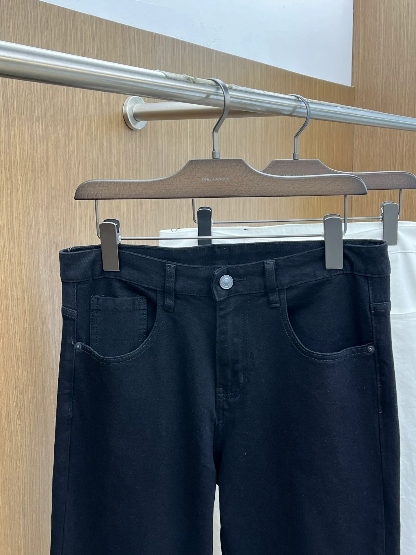 P240 Moncler 25ss🔥New light-colored denim trousers. The best original jeans in the physical store, suitable for all ages. Comfortable, soft and skin-friendly, the upper body effect is super fashionable and versatile, upright and stylish, a wardrobe must-have! Perfect for any occasion. Size: 28-38 (no 35.37)