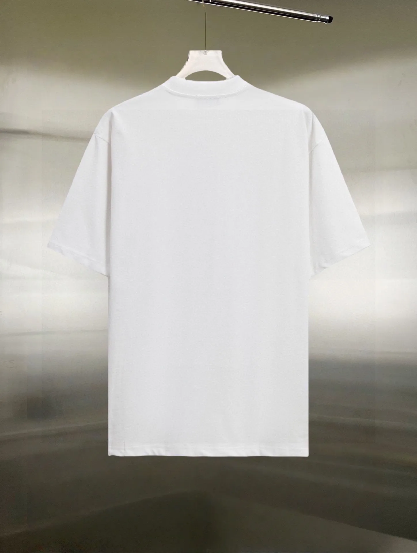 P130 Style: Moncler/muzzled short-sleeved T-shirt Fabric: 300g double yarn 100% cotton Rib: 320g Solona Process: Printing Color: White Black Size: S M L XL XXL No gender distinction, same style for men and women