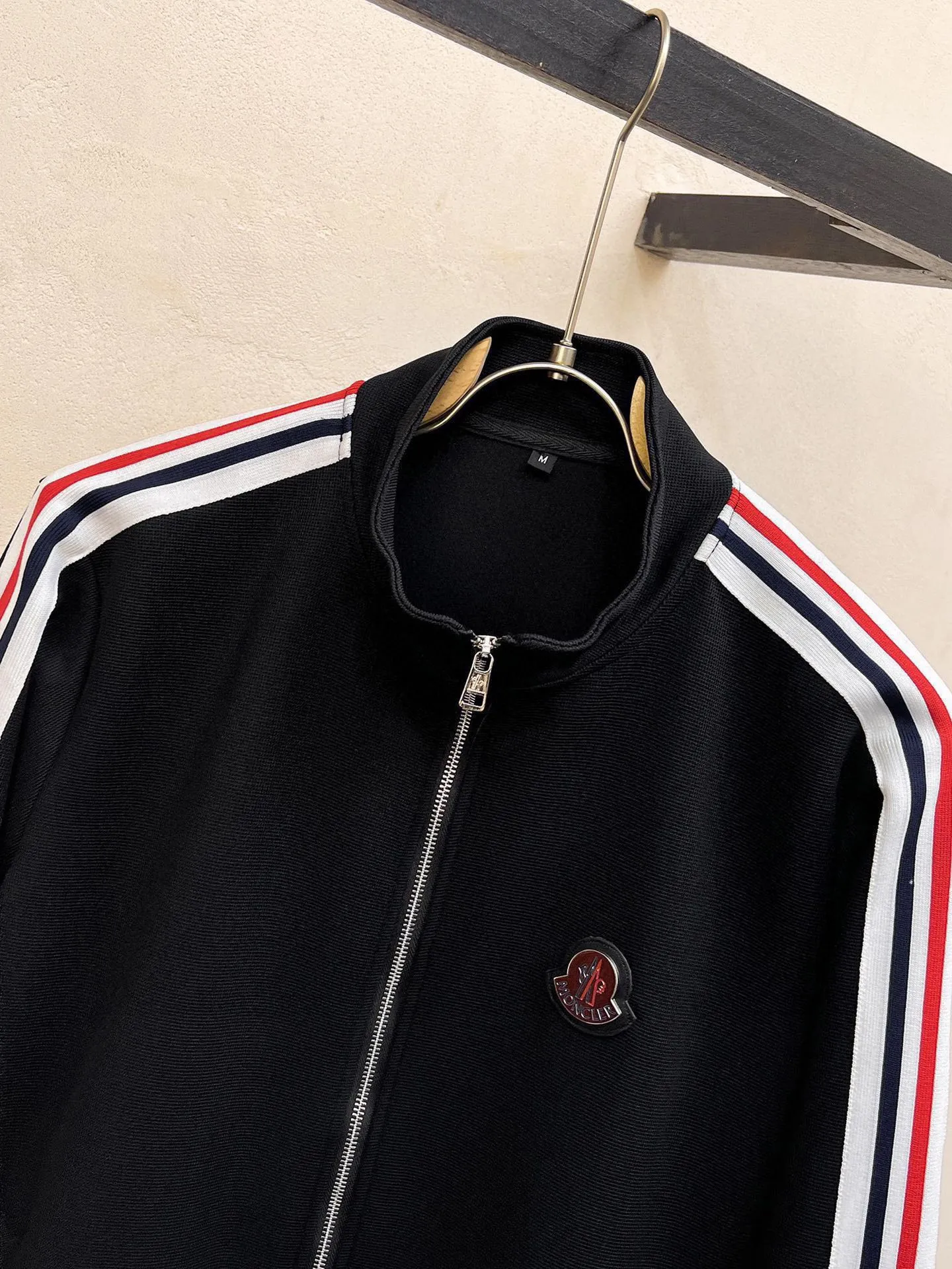 P640 [MONCLER] Hot-selling suit is coming. Focus on the original version of the official website. 2025 new hot-selling cardigan and sweatshirt suit. The original order is the best product🇭🇰. It is the meticulous work of top designers. It has a fitting and perfect upper body effect. All-natural high-quality Tencel Roman cotton 100%, close-fitting comfort, noble and elegant! Original hardware embodies elegance and nobility! Counter size: M-3XL (maximum wear up to 190 pounds)