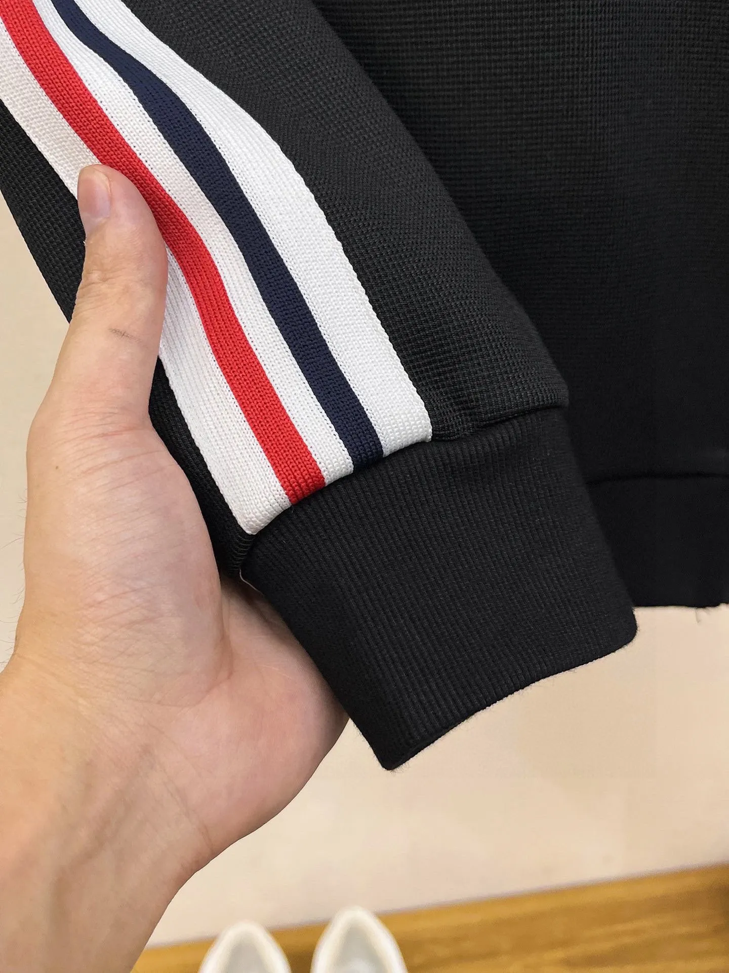 P640 [MONCLER] Hot-selling suit is coming. Focus on the original version of the official website. 2025 new hot-selling cardigan and sweatshirt suit. The original order is the best product🇭🇰. It is the meticulous work of top designers. It has a fitting and perfect upper body effect. All-natural high-quality Tencel Roman cotton 100%, close-fitting comfort, noble and elegant! Original hardware embodies elegance and nobility! Counter size: M-3XL (maximum wear up to 190 pounds)