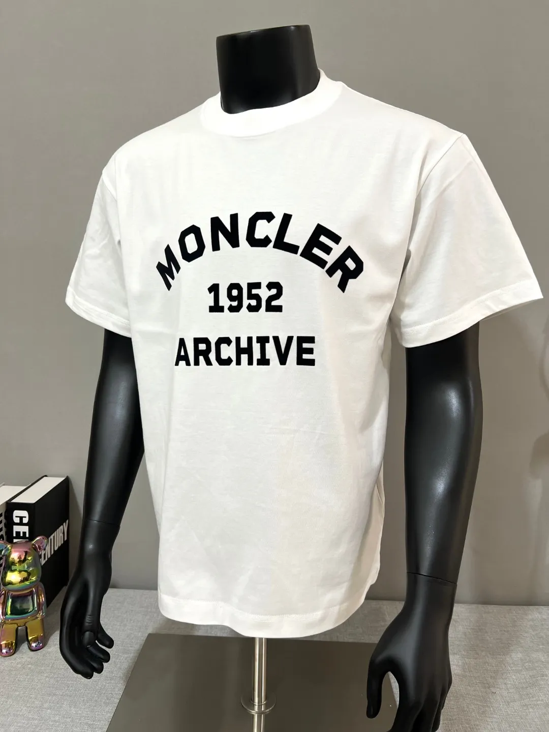 P150 MONCLER is new, official and official flocking printing 1952 commemorative short-sleeved sweatshirt, details match the official version, 240g double yarn 100% cotton fabric is selected, imported woven thread, the neckline is boned to prevent deformation, factory high-temperature washing process, the fabric is soft and breathable, does not shrink, NCF washed mark identification, details are in place and the upper body is good-looking, European size version, loose and suitable, color: black, white, size XS-L