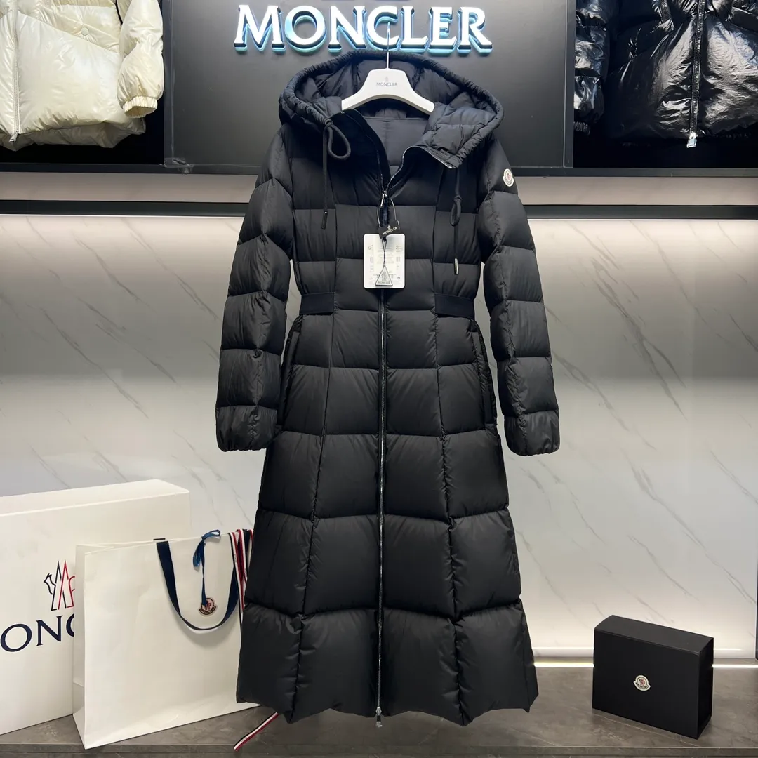 P960 ⬆️Moncler’s new winter product Faucon long women’s (⚠️Super-grade goose down filling, the tag’s barcode model number corresponds to the official website, the tag’s built-in NFC inductor anti-counterfeiting, this filling technology is in the skirt, super velvet-free) A hot item that must be bought by the fugitive princess, the Faucon women’s long down interprets classic items in new proportions, showing impeccable fashion style. Product Details Faucon long down is made of polyester fiber fabric and has a slim, wide silhouette with a nipped-in waist. The Longue saison lining is lightweight and the three-dimensional hood adds a finishing touch to the style. Made of polyester •Longue saison lining •Down filling •Adjustable hood •Zip closure •Zip pockets •Elastic waist •Logo patch Size: 0-3 Fairy Black. #985281