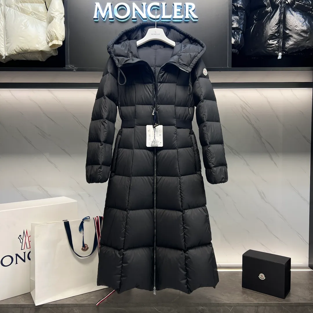 P960 ⬆️Moncler’s new winter product Faucon long women’s (⚠️Super-grade goose down filling, the tag’s barcode model number corresponds to the official website, the tag’s built-in NFC inductor anti-counterfeiting, this filling technology is in the skirt, super velvet-free) A hot item that must be bought by the fugitive princess, the Faucon women’s long down interprets classic items in new proportions, showing impeccable fashion style. Product Details Faucon long down is made of polyester fiber fabric and has a slim, wide silhouette with a nipped-in waist. The Longue saison lining is lightweight and the three-dimensional hood adds a finishing touch to the style. Made of polyester •Longue saison lining •Down filling •Adjustable hood •Zip closure •Zip pockets •Elastic waist •Logo patch Size: 0-3 Fairy Black. #985281