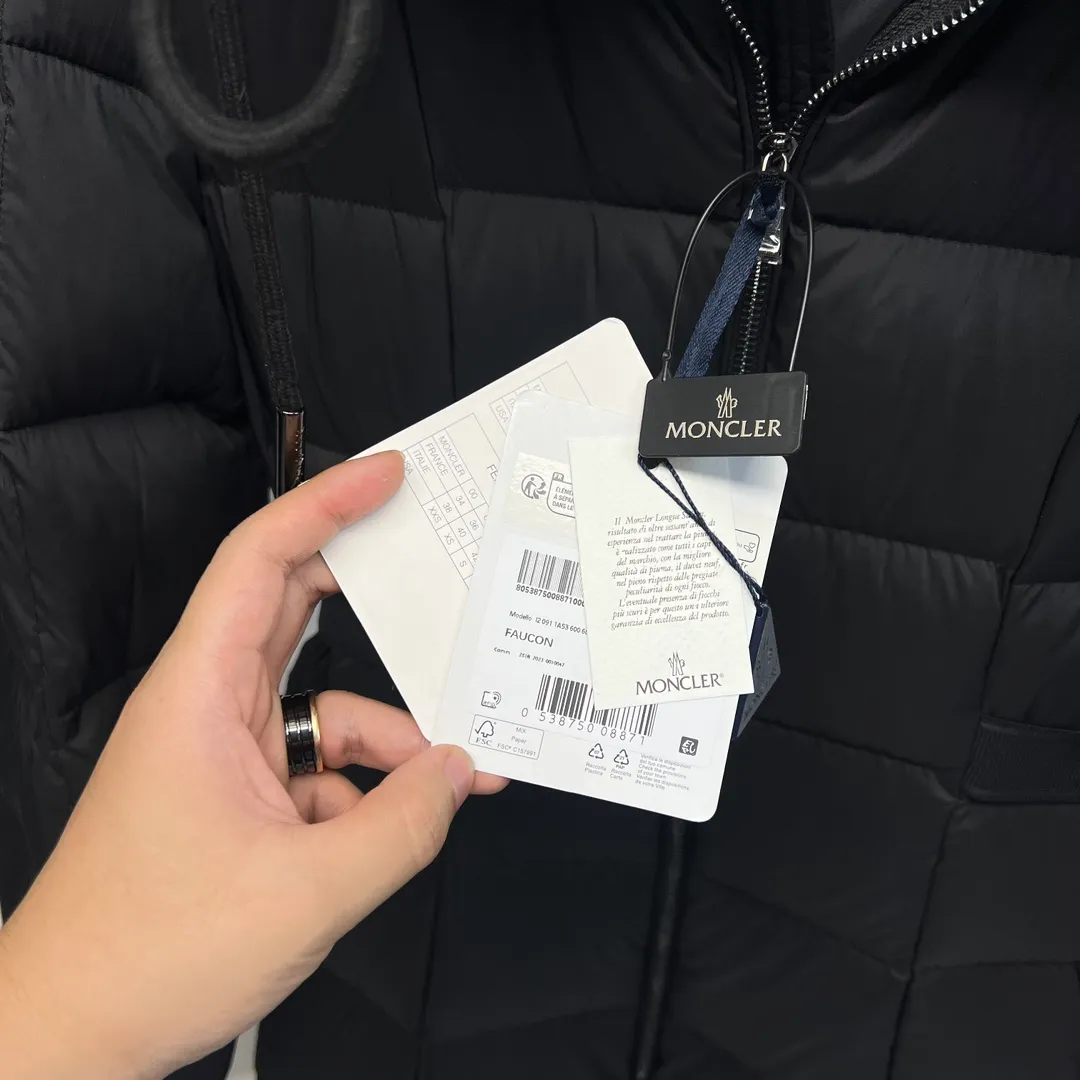 P960 ⬆️Moncler’s new winter product Faucon long women’s (⚠️Super-grade goose down filling, the tag’s barcode model number corresponds to the official website, the tag’s built-in NFC inductor anti-counterfeiting, this filling technology is in the skirt, super velvet-free) A hot item that must be bought by the fugitive princess, the Faucon women’s long down interprets classic items in new proportions, showing impeccable fashion style. Product Details Faucon long down is made of polyester fiber fabric and has a slim, wide silhouette with a nipped-in waist. The Longue saison lining is lightweight and the three-dimensional hood adds a finishing touch to the style. Made of polyester •Longue saison lining •Down filling •Adjustable hood •Zip closure •Zip pockets •Elastic waist •Logo patch Size: 0-3 Fairy Black. #985281