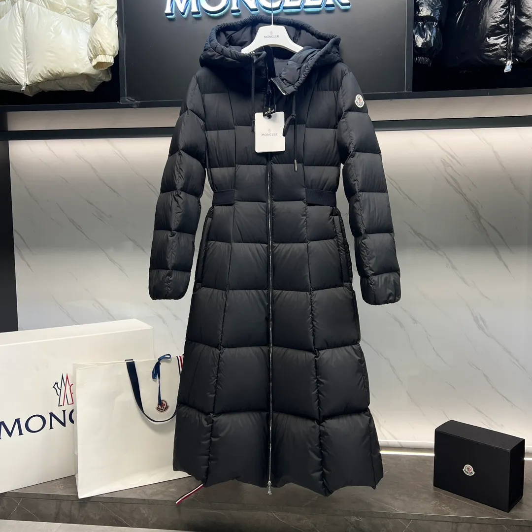 P960 ⬆️Moncler’s new winter product Faucon long women’s (⚠️Super-grade goose down filling, the tag’s barcode model number corresponds to the official website, the tag’s built-in NFC inductor anti-counterfeiting, this filling technology is in the skirt, super velvet-free) A hot item that must be bought by the fugitive princess, the Faucon women’s long down interprets classic items in new proportions, showing impeccable fashion style. Product Details Faucon long down is made of polyester fiber fabric and has a slim, wide silhouette with a nipped-in waist. The Longue saison lining is lightweight and the three-dimensional hood adds a finishing touch to the style. Made of polyester •Longue saison lining •Down filling •Adjustable hood •Zip closure •Zip pockets •Elastic waist •Logo patch Size: 0-3 Fairy Black. #985281