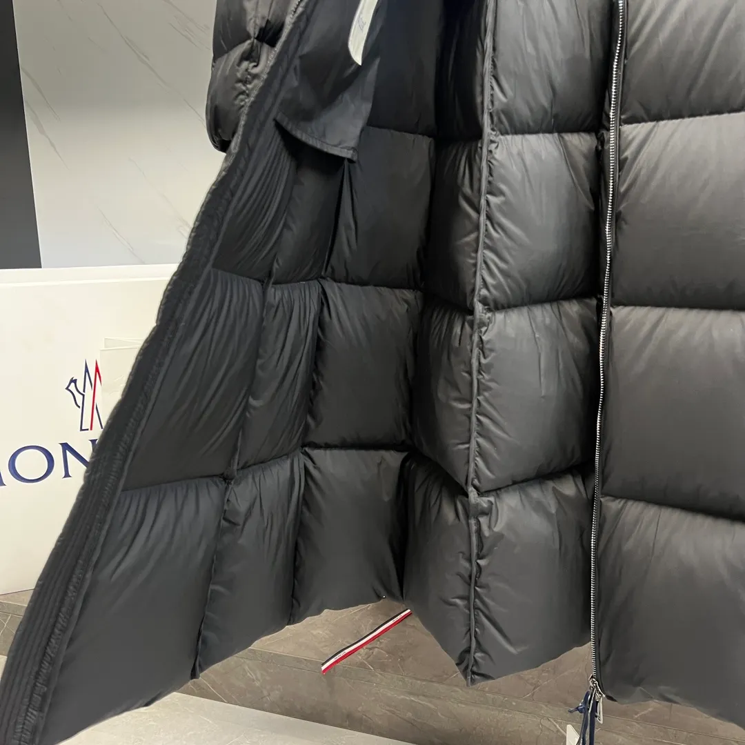 P960 ⬆️Moncler’s new winter product Faucon long women’s (⚠️Super-grade goose down filling, the tag’s barcode model number corresponds to the official website, the tag’s built-in NFC inductor anti-counterfeiting, this filling technology is in the skirt, super velvet-free) A hot item that must be bought by the fugitive princess, the Faucon women’s long down interprets classic items in new proportions, showing impeccable fashion style. Product Details Faucon long down is made of polyester fiber fabric and has a slim, wide silhouette with a nipped-in waist. The Longue saison lining is lightweight and the three-dimensional hood adds a finishing touch to the style. Made of polyester •Longue saison lining •Down filling •Adjustable hood •Zip closure •Zip pockets •Elastic waist •Logo patch Size: 0-3 Fairy Black. #985281