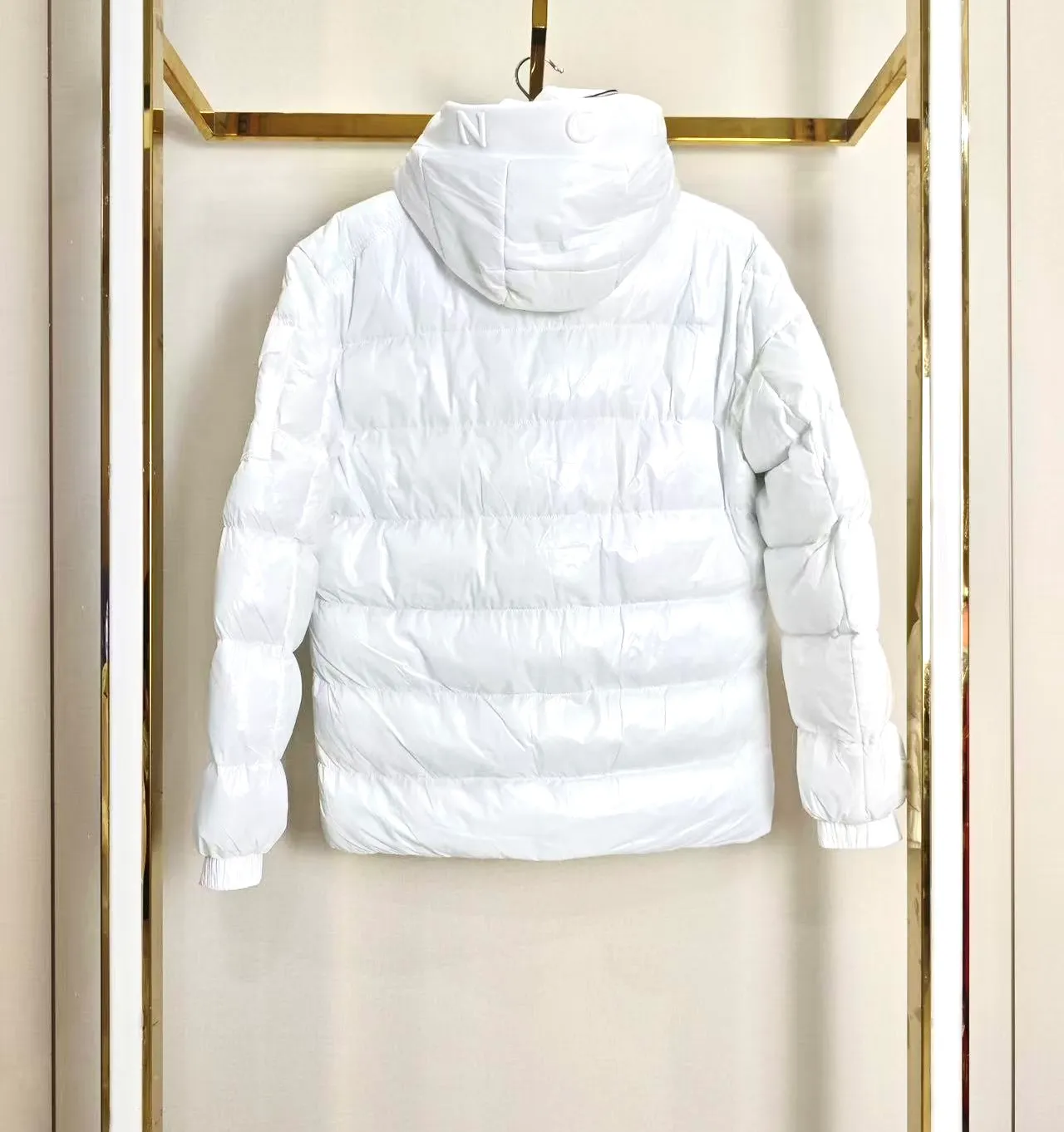 P400 Moncler｜Moncler Matte Classic Cotton Jacket Top Original Size: M-2XL Description: Influenced by the iconic outerwear of the 1980s, the Maya jacket revisits the looks in the Moncler archives with modern style and cutting-edge elements. This is the brand's professional achievement in ski equipment. Whether in terms of sport or style, this high-performance and positive-spirited jacket has all the elements a competitive athlete needs to claim the title. Make an original product with care, so that every customer has the confidence to introduce it to his customers: This is the top replica version in China