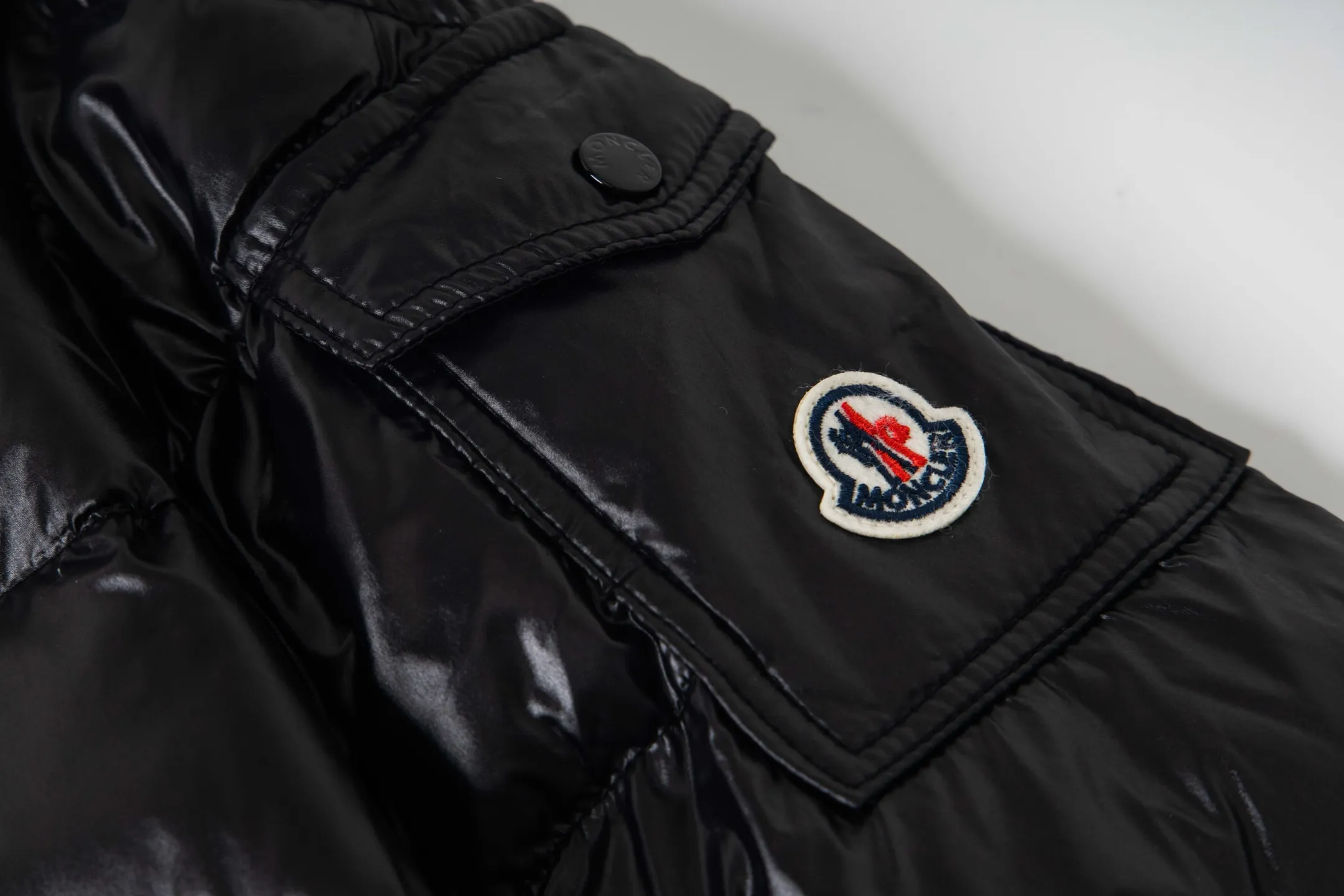 P400 Moncler｜Moncler Matte Classic Cotton Jacket Top Original Size: M-2XL Description: Influenced by the iconic outerwear of the 1980s, the Maya jacket revisits the looks in the Moncler archives with modern style and cutting-edge elements. This is the brand's professional achievement in ski equipment. Whether in terms of sport or style, this high-performance and positive-spirited jacket has all the elements a competitive athlete needs to claim the title. Make an original product with care, so that every customer has the confidence to introduce it to his customers: This is the top replica version in China