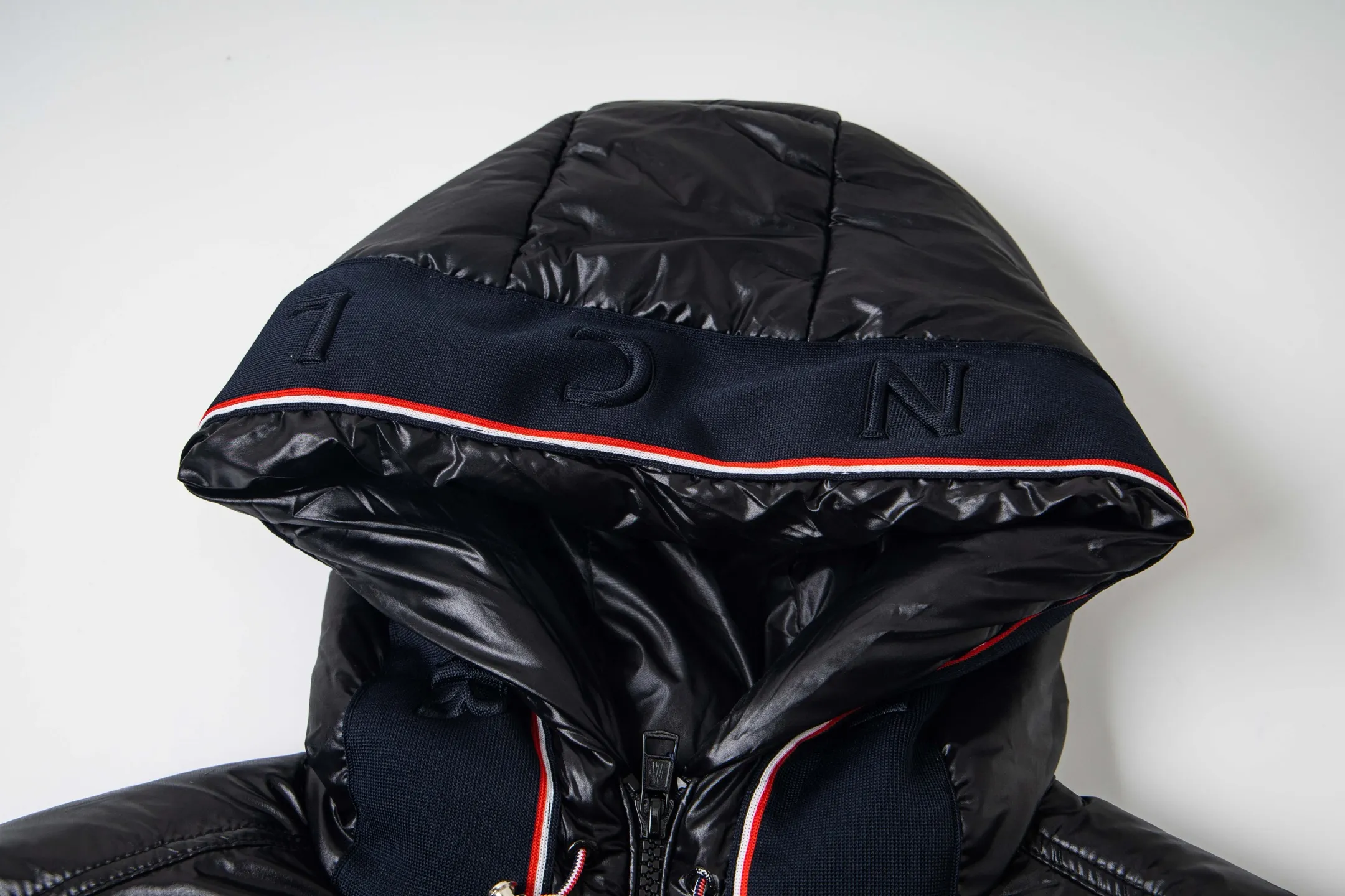 P400 Moncler｜Moncler Matte Classic Cotton Jacket Top Original Size: M-2XL Description: Influenced by the iconic outerwear of the 1980s, the Maya jacket revisits the looks in the Moncler archives with modern style and cutting-edge elements. This is the brand's professional achievement in ski equipment. Whether in terms of sport or style, this high-performance and positive-spirited jacket has all the elements a competitive athlete needs to claim the title. Make an original product with care, so that every customer has the confidence to introduce it to his customers: This is the top replica version in China