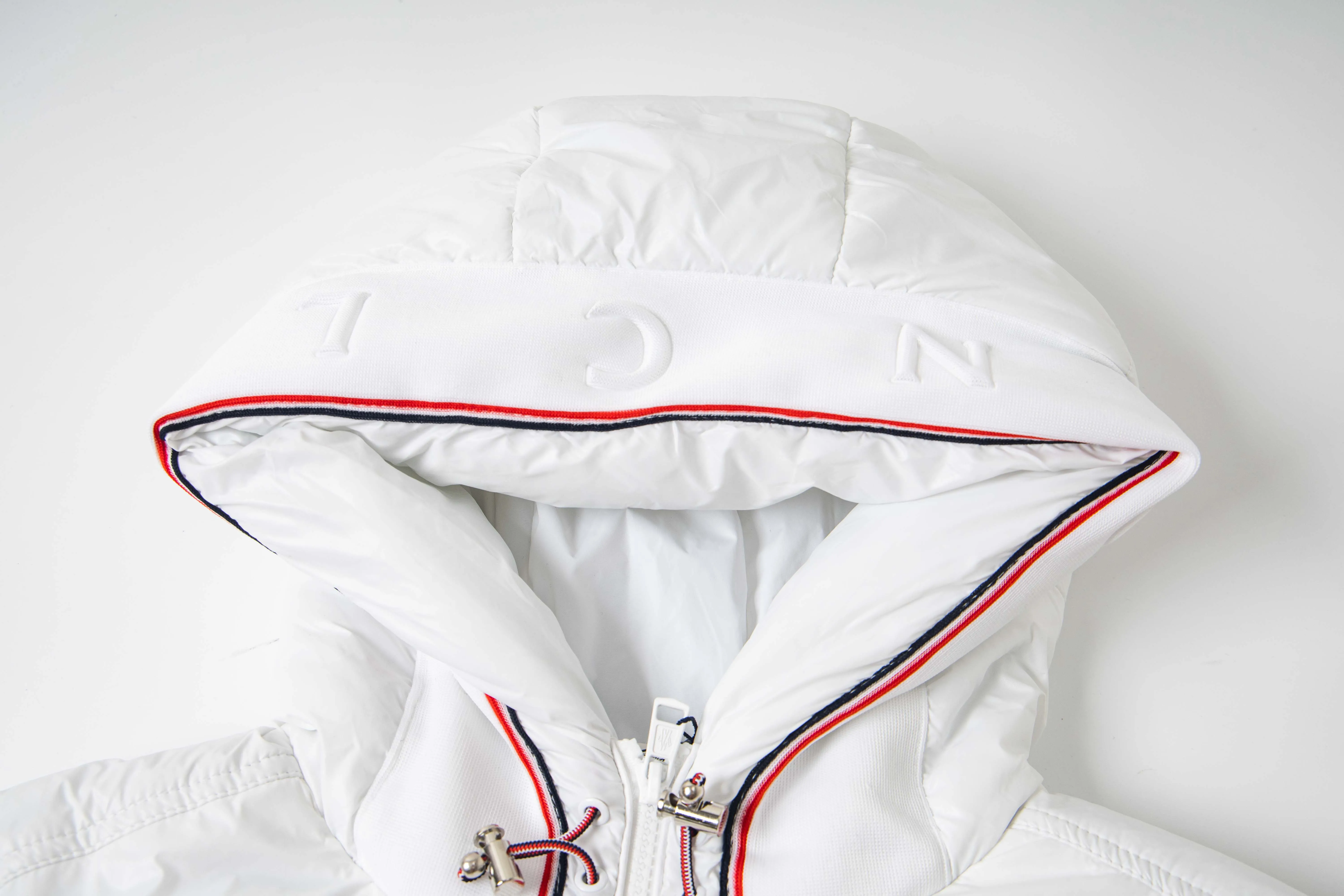 P400 Moncler｜Moncler Matte Classic Cotton Jacket Top Original Size: M-2XL Description: Influenced by the iconic outerwear of the 1980s, the Maya jacket revisits the looks in the Moncler archives with modern style and cutting-edge elements. This is the brand's professional achievement in ski equipment. Whether in terms of sport or style, this high-performance and positive-spirited jacket has all the elements a competitive athlete needs to claim the title. Make an original product with care, so that every customer has the confidence to introduce it to his customers: This is the top replica version in China