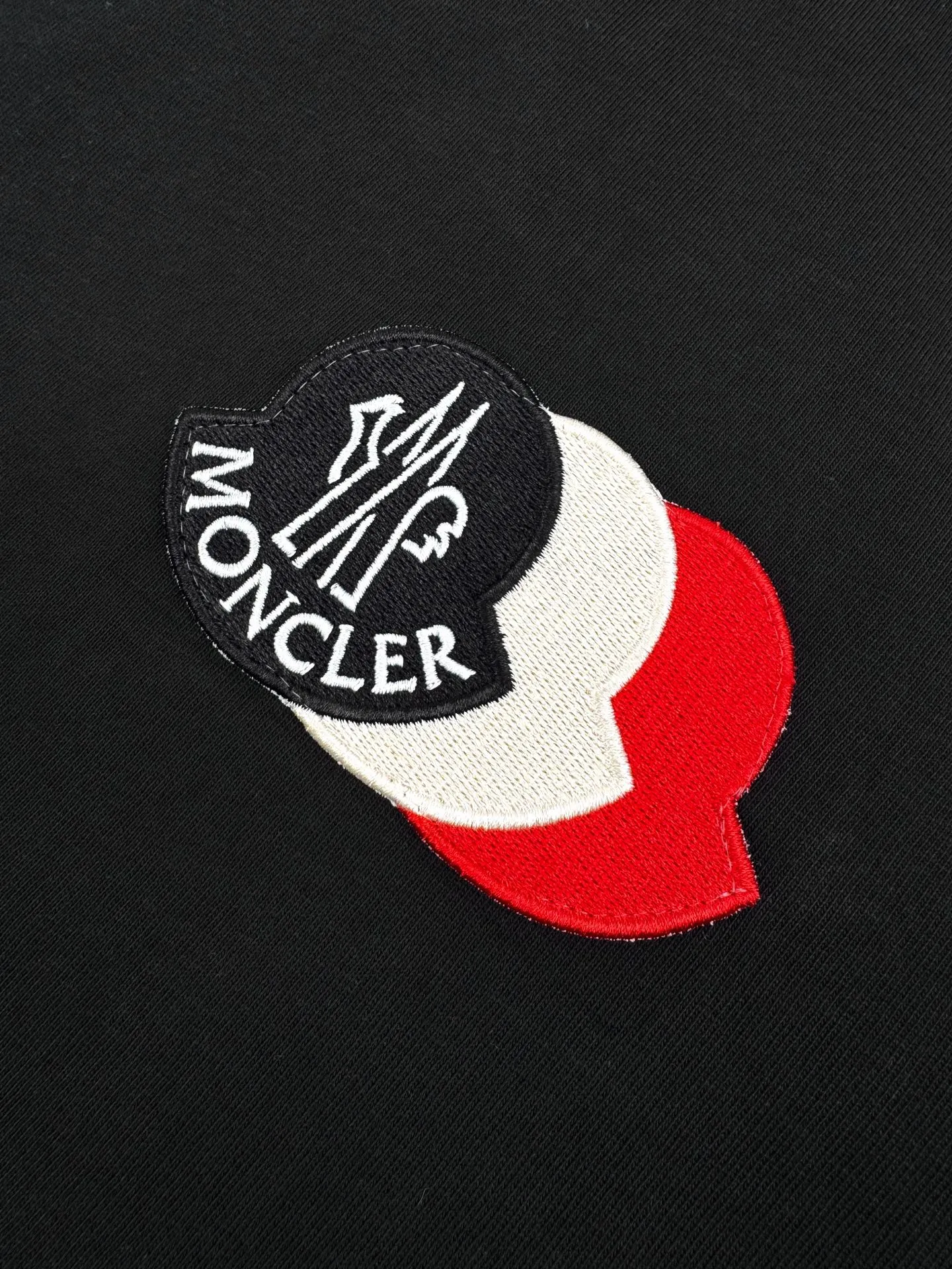 P160 Moncler patch logo short sleeves. Customized Yunrou plain cotton. It feels delicate and comfortable against the skin. Pure black tone sets a versatile tone. The iconic three-color design badge is embellished on the chest to interpret the visual grammar of modern luxury. The Moncler embroidered logo on the side highlights the brand style. Making the logo a part of the identity is the ultimate pursuit of luxury goods. Process 1: Using imported machine embroidery technology, using advanced computer control systems and sophisticated mechanical components to realize Moncler embroidery logo embroidery operations with high precision. The lines are smooth and delicate. Process 2: The fabrics are washed and have a better hand feel. Not easy to deform, not easy to shrink, not easy to fade, and maintain long-term beauty. Version: Loose version. Size: S M L XLxxl