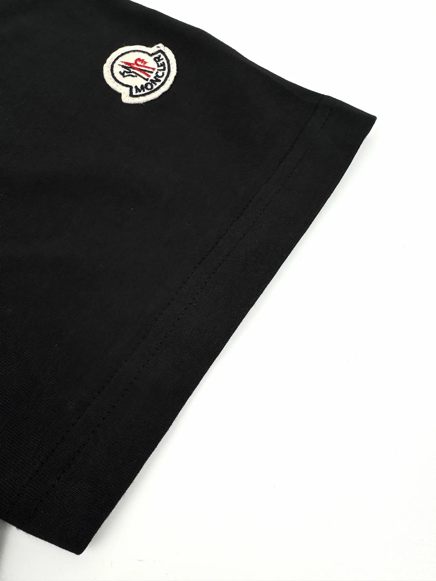 P160 Moncler patch logo short sleeves. Customized Yunrou plain cotton. It feels delicate and comfortable against the skin. Pure black tone sets a versatile tone. The iconic three-color design badge is embellished on the chest to interpret the visual grammar of modern luxury. The Moncler embroidered logo on the side highlights the brand style. Making the logo a part of the identity is the ultimate pursuit of luxury goods. Process 1: Using imported machine embroidery technology, using advanced computer control systems and sophisticated mechanical components to realize Moncler embroidery logo embroidery operations with high precision. The lines are smooth and delicate. Process 2: The fabrics are washed and have a better hand feel. Not easy to deform, not easy to shrink, not easy to fade, and maintain long-term beauty. Version: Loose version. Size: S M L XLxxl