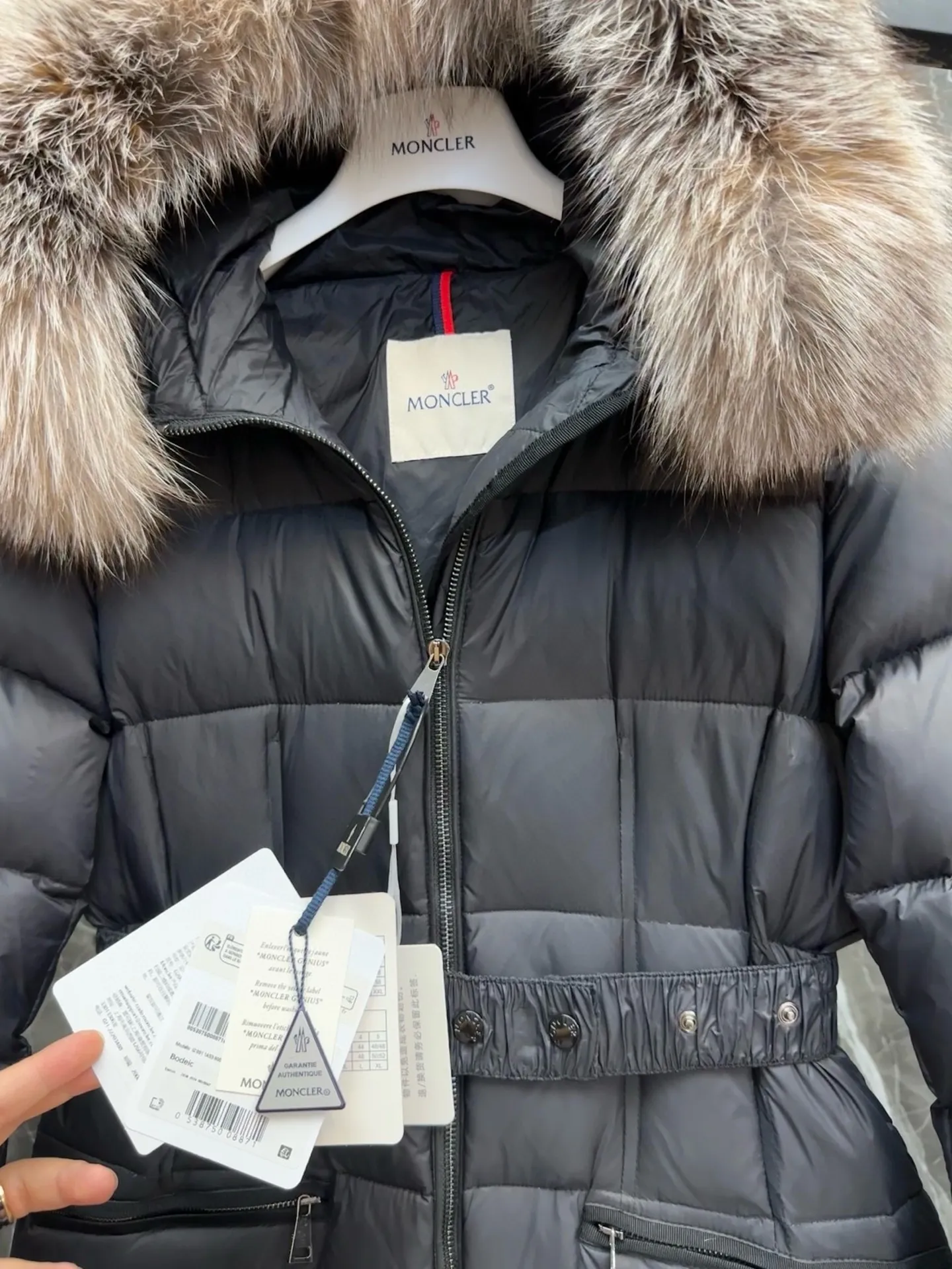 P1120 moncler🌟25 new autumn and winter large fur collar long hooded down jacket. The classic hot style among down jackets. A must-have in winter. Customized detachable large fur collar hooded long down jacket. The upper body is not very bloated. It is designed with a belt to tighten the waist. It is very classic, handsome and warm. National standard 90 white goose down filling. Imported machine stitching and crimping technology. Fashionable and warm upper body. Excellent practicality. Style number: A85# Style number: champagne black white green size: 1234