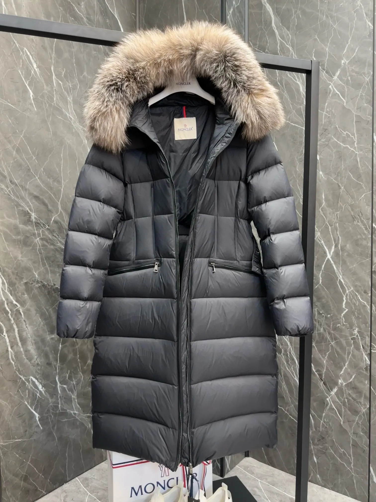 P1120 moncler🌟25 new autumn and winter large fur collar long hooded down jacket. The classic hot style among down jackets. A must-have in winter. Customized detachable large fur collar hooded long down jacket. The upper body is not very bloated. It is designed with a belt to tighten the waist. It is very classic, handsome and warm. National standard 90 white goose down filling. Imported machine stitching and crimping technology. Fashionable and warm upper body. Excellent practicality. Style number: A85# Style number: champagne black white green size: 1234