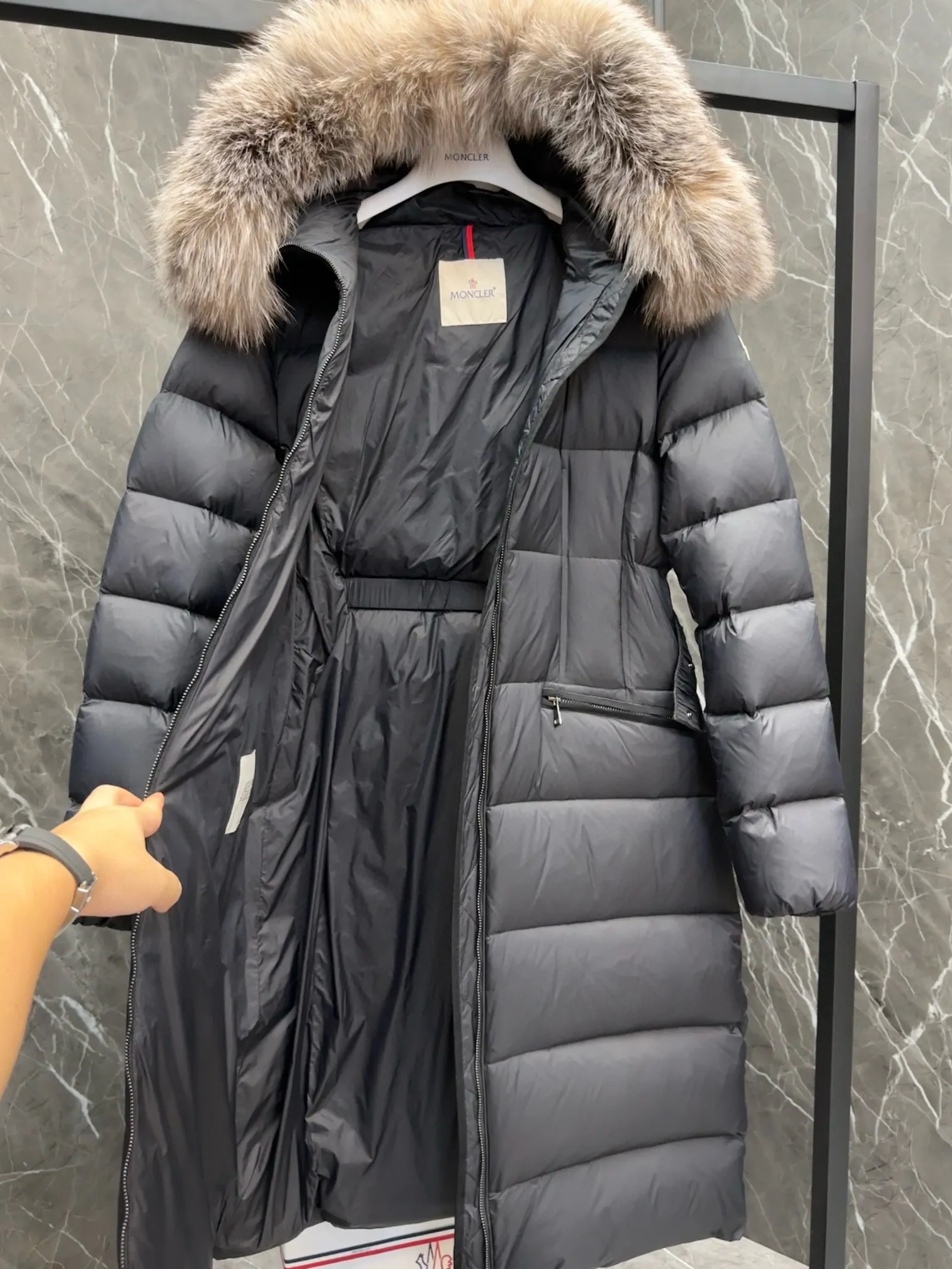P1120 moncler🌟25 new autumn and winter large fur collar long hooded down jacket. The classic hot style among down jackets. A must-have in winter. Customized detachable large fur collar hooded long down jacket. The upper body is not very bloated. It is designed with a belt to tighten the waist. It is very classic, handsome and warm. National standard 90 white goose down filling. Imported machine stitching and crimping technology. Fashionable and warm upper body. Excellent practicality. Style number: A85# Style number: champagne black white green size: 1234