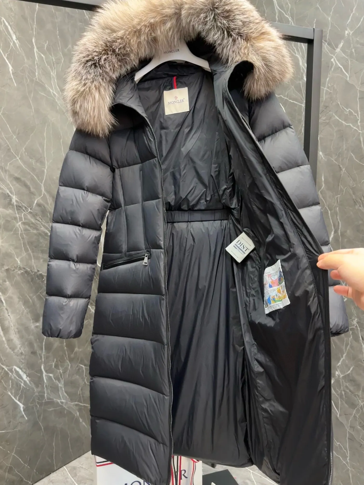 P1120 moncler🌟25 new autumn and winter large fur collar long hooded down jacket. The classic hot style among down jackets. A must-have in winter. Customized detachable large fur collar hooded long down jacket. The upper body is not very bloated. It is designed with a belt to tighten the waist. It is very classic, handsome and warm. National standard 90 white goose down filling. Imported machine stitching and crimping technology. Fashionable and warm upper body. Excellent practicality. Style number: A85# Style number: champagne black white green size: 1234