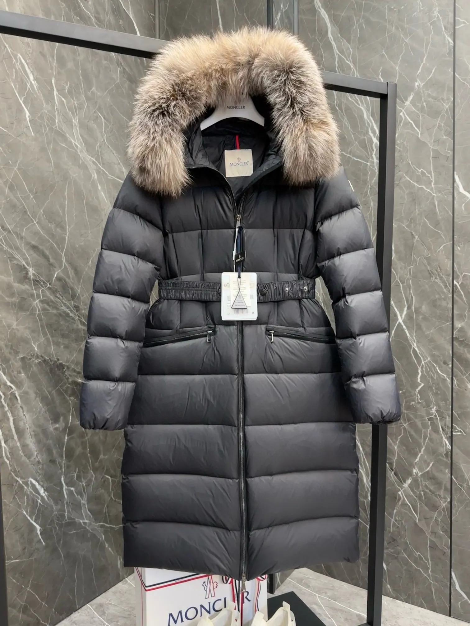 P1120 moncler🌟25 new autumn and winter large fur collar long hooded down jacket. The classic hot style among down jackets. A must-have in winter. Customized detachable large fur collar hooded long down jacket. The upper body is not very bloated. It is designed with a belt to tighten the waist. It is very classic, handsome and warm. National standard 90 white goose down filling. Imported machine stitching and crimping technology. Fashionable and warm upper body. Excellent practicality. Style number: A85# Style number: champagne black white green size: 1234