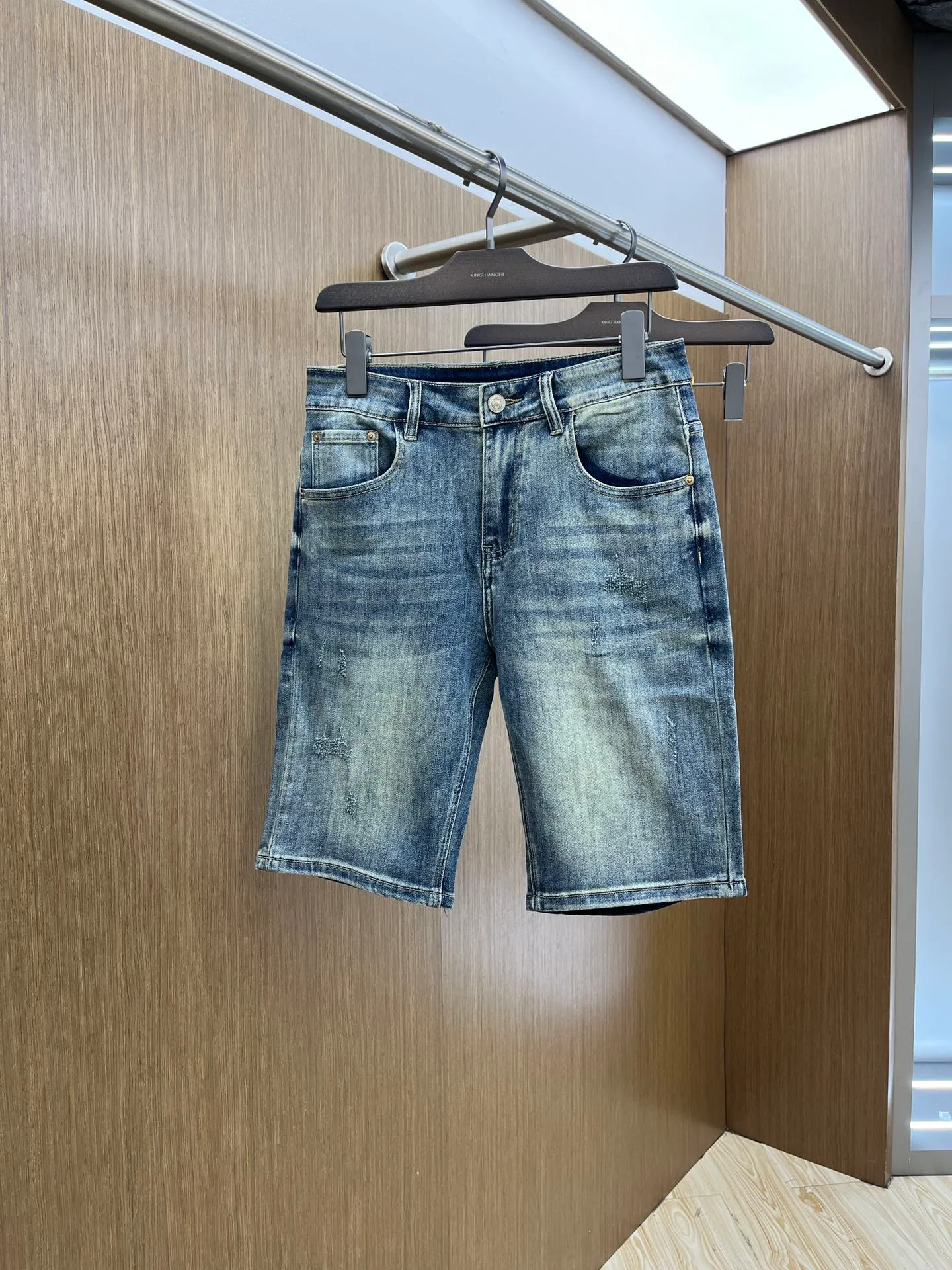 P270 🌸🌸 Moncler elastic slimming straight-leg pants, denim shorts, thin!  Very high-quality, stretch jeans can also be very comfortable... Super stretch and super handsome jeans! Heavy wash water elasticity...! You will be amazed by the clever design of these jeans! ! A pair of jeans cut from original cloth, light color, unique charm, made of high-quality cotton fabric, with frayed design and patch embroidery embellishment details. The fabric is comfortable, soft and can be matched casually. The comfort represents its interpretation of fashion and leisure. The details reflect the brand's pursuit of quality, with a bit of a hedonist flavor. It pays great attention to details and restores the texture of top-grade hardware. . Showing a sense of luxury and fashion. . Very worth buying. Size: Size: 29-38. . (No 35, 37)