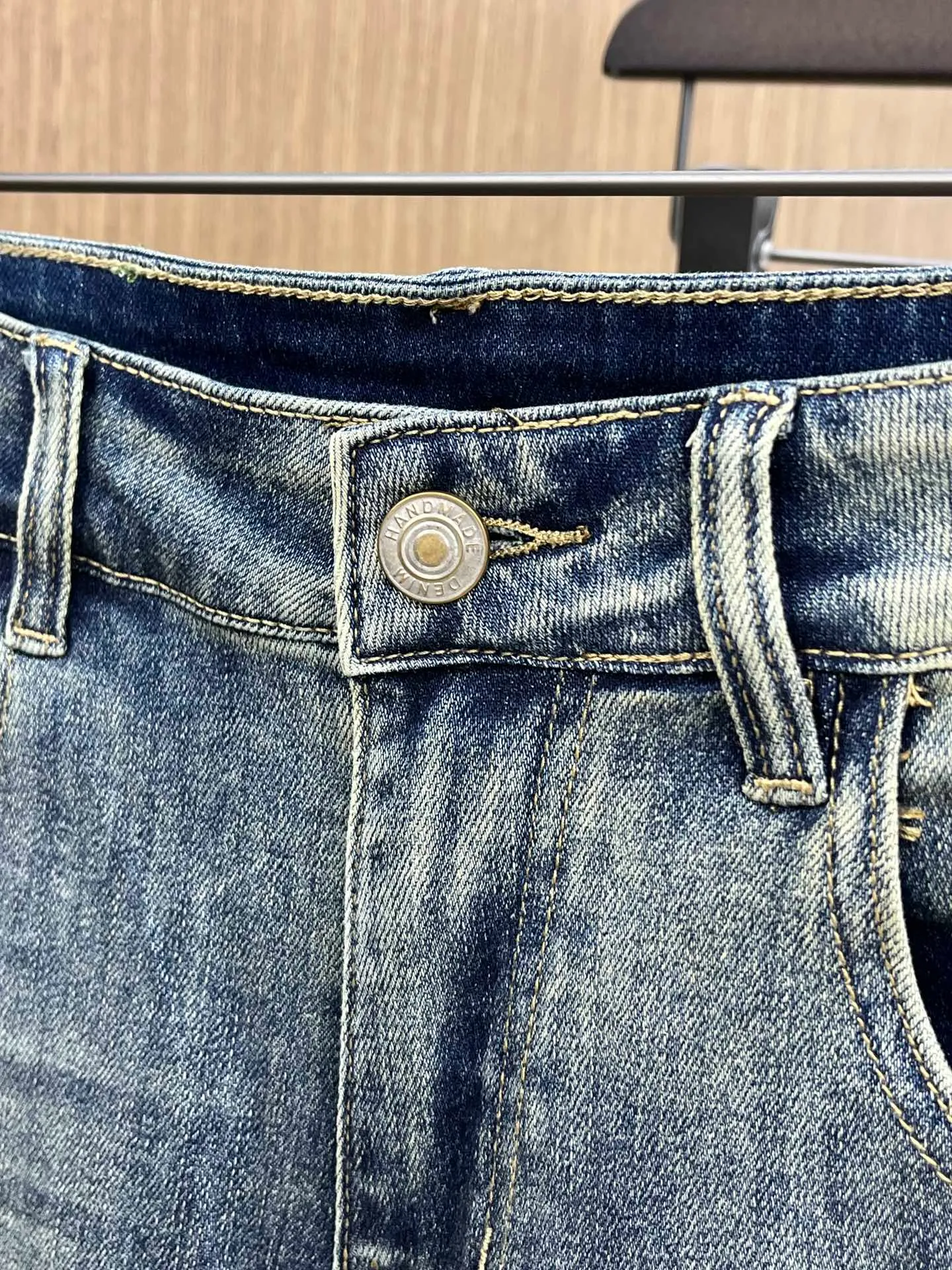 P270 🌸🌸 Moncler elastic slimming straight-leg pants, denim shorts, thin!  Very high-quality, stretch jeans can also be very comfortable... Super stretch and super handsome jeans! Heavy wash water elasticity...! You will be amazed by the clever design of these jeans! ! A pair of jeans cut from original cloth, light color, unique charm, made of high-quality cotton fabric, with frayed design and patch embroidery embellishment details. The fabric is comfortable, soft and can be matched casually. The comfort represents its interpretation of fashion and leisure. The details reflect the brand's pursuit of quality, with a bit of a hedonist flavor. It pays great attention to details and restores the texture of top-grade hardware. . Showing a sense of luxury and fashion. . Very worth buying. Size: Size: 29-38. . (No 35, 37)