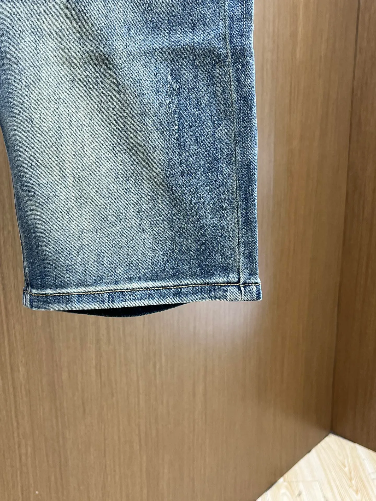 P270 🌸🌸 Moncler elastic slimming straight-leg pants, denim shorts, thin!  Very high-quality, stretch jeans can also be very comfortable... Super stretch and super handsome jeans! Heavy wash water elasticity...! You will be amazed by the clever design of these jeans! ! A pair of jeans cut from original cloth, light color, unique charm, made of high-quality cotton fabric, with frayed design and patch embroidery embellishment details. The fabric is comfortable, soft and can be matched casually. The comfort represents its interpretation of fashion and leisure. The details reflect the brand's pursuit of quality, with a bit of a hedonist flavor. It pays great attention to details and restores the texture of top-grade hardware. . Showing a sense of luxury and fashion. . Very worth buying. Size: Size: 29-38. . (No 35, 37)