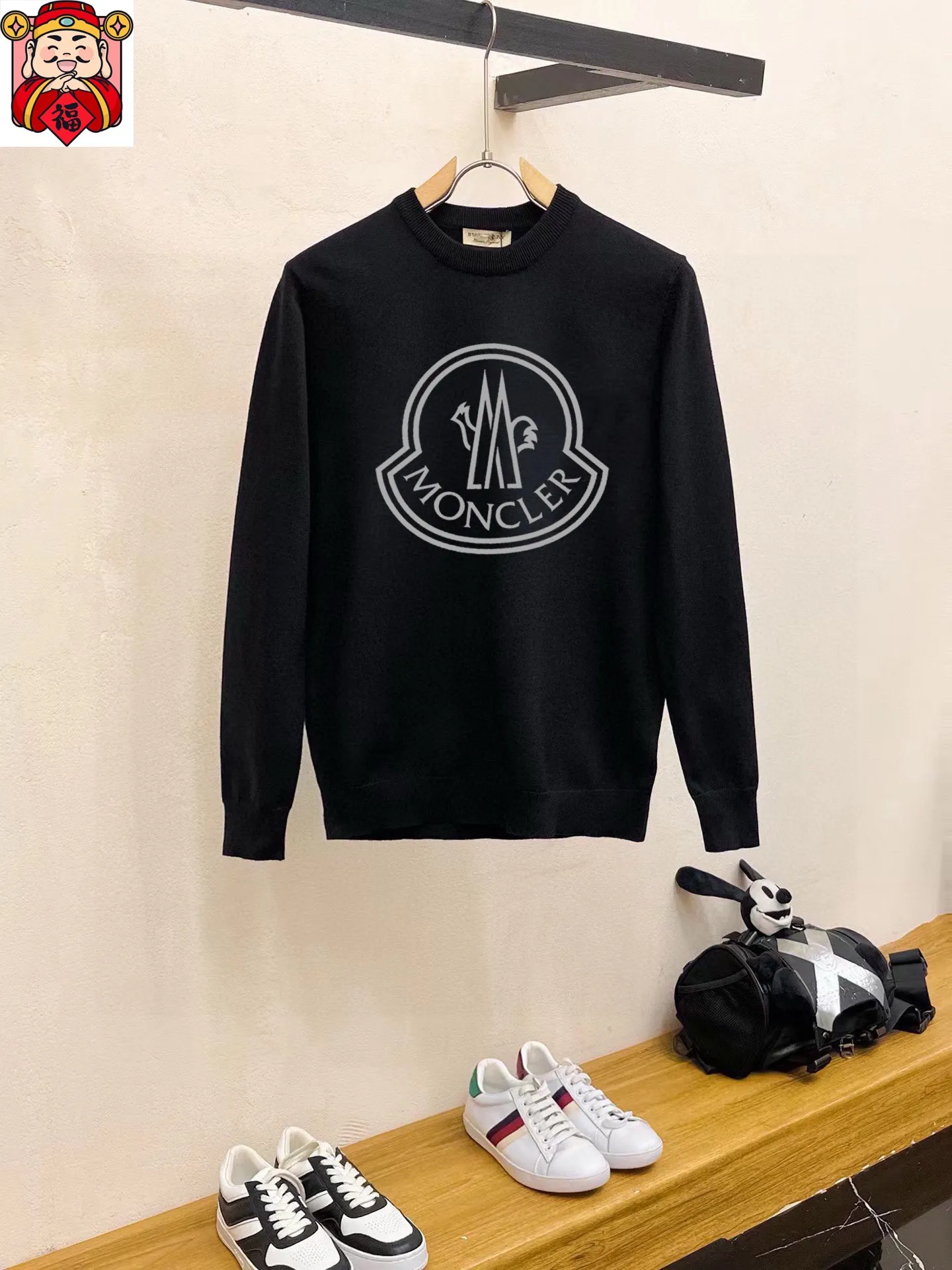 P220 MONCLER】Autumn and winter classic round neck pullover sweater, in full condition! ! ! Wool blended fabric, the latest model in 2025, golden ratio! ! Slim-fitting soft gold, versatile and practical item, the combination and practicality are extremely powerful, simple and elegant, and classy! To create your own style, it is highly recommended to buy it in two colors. The standard slim fit tailoring process is suitable for both young and old men. It is knitted from wool and will not cause any discomfort! While keeping warm, it is stylish, textured and wearable, and the classic logo with contrasting colors on the chest feels in place! ! Recommended for regular customers! ! Size M-3XL (maximum wear: 190 pounds)