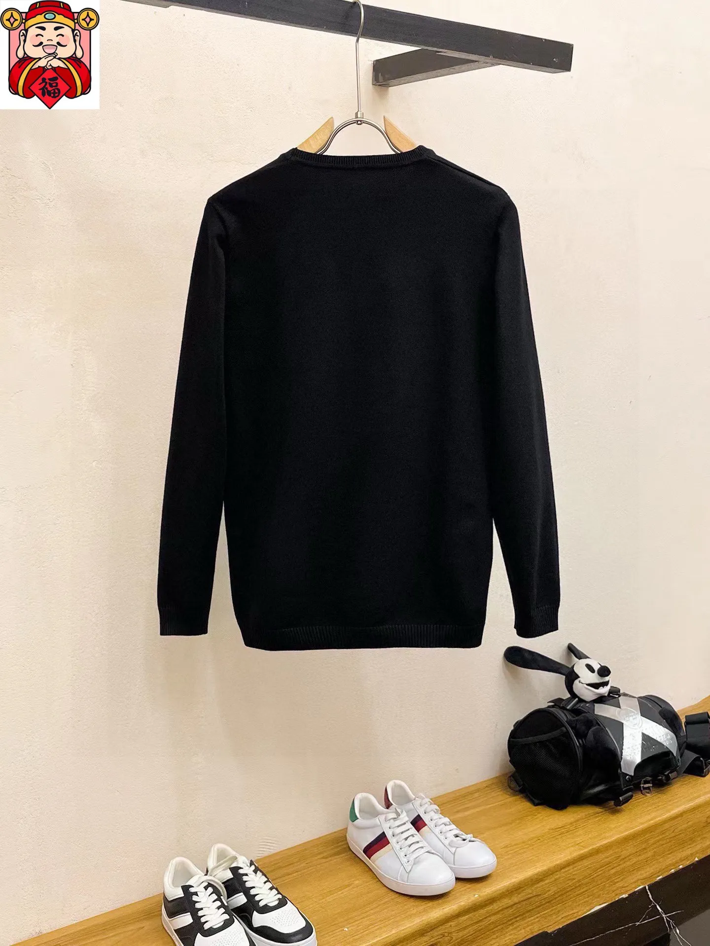 P220 MONCLER】Autumn and winter classic round neck pullover sweater, in full condition! ! ! Wool blended fabric, the latest model in 2025, golden ratio! ! Slim-fitting soft gold, versatile and practical item, the combination and practicality are extremely powerful, simple and elegant, and classy! To create your own style, it is highly recommended to buy it in two colors. The standard slim fit tailoring process is suitable for both young and old men. It is knitted from wool and will not cause any discomfort! While keeping warm, it is stylish, textured and wearable, and the classic logo with contrasting colors on the chest feels in place! ! Recommended for regular customers! ! Size M-3XL (maximum wear: 190 pounds)