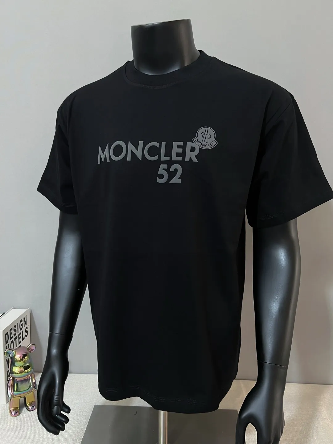 P150 Size Chart Detailed Picture] MONCLER is new, 2026ss new short-sleeved T-shirt, the official website has synchronous foam printing Moncler logo technology, the details are correct to the official version, and the size of the logo is strictly controlled , standard size, foamed and taped details are in sync with the official; the fabric is made of 240g double yarn pure cotton fabric, imported woven thread, the neckline is boned to prevent deformation, the factory high-temperature washing process prevents shrinkage, the fabric is soft and breathable, scan the code and touch the NCF washed mark for identification, the details are in place, the upper body is simple and beautiful, European size version, loose and suitable, color: black, white, size XS-L (L size can wear 200 pounds)