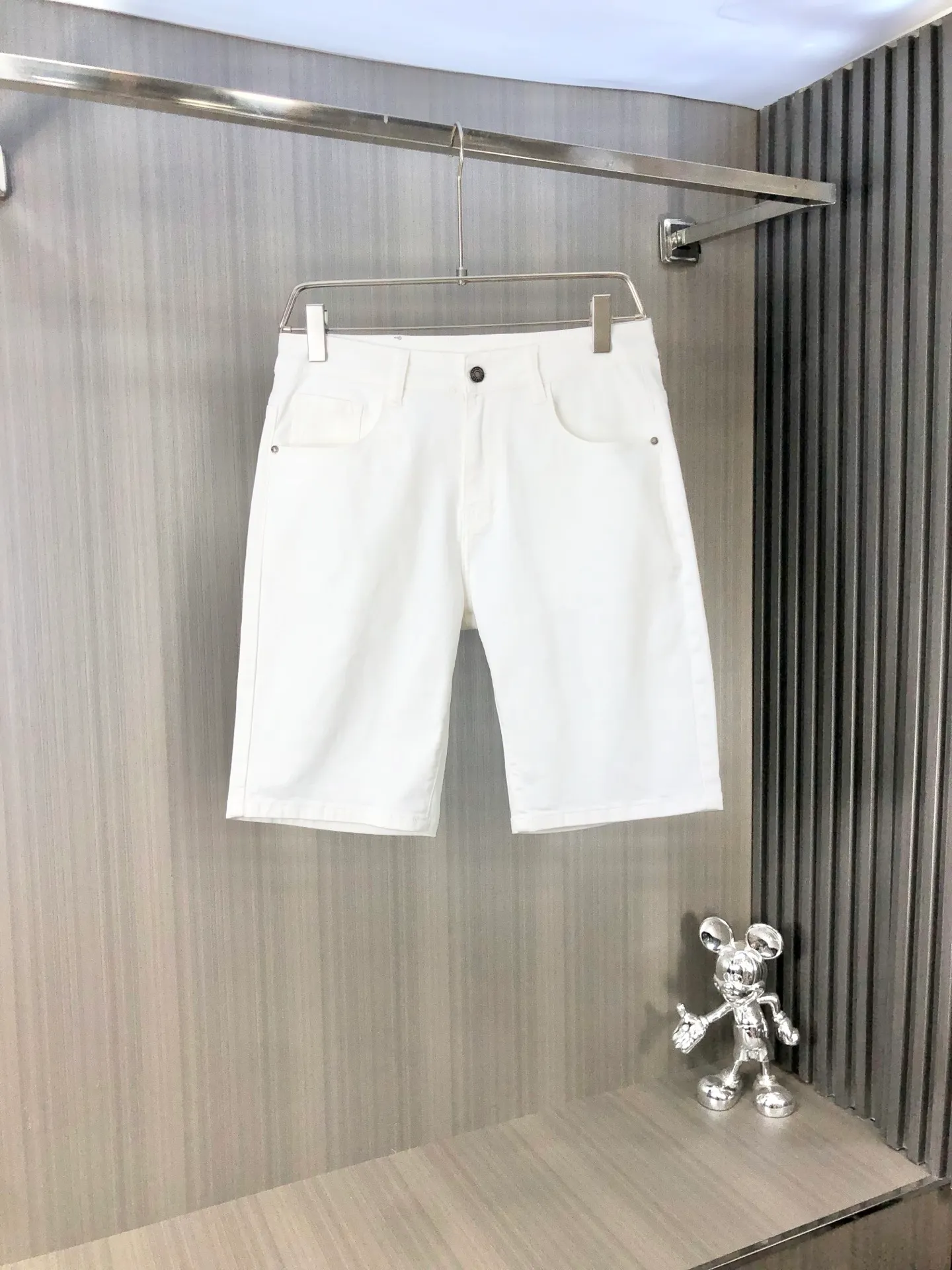 P220 MONCLER hooded shorts are the latest new men’s jeans for spring and summer 2025! Heavy-duty washed denim fabric, customized fabric is softer and more comfortable than ordinary denim fabric! Ultra-heavy industrial washing process and double process washing. The entire pair of pants has a comfortable feel, top-notch fineness and breathability. All hardware brand logos are custom-made, and the materials are selected with the best attributes. The elasticity of the fabric is very good and the comfort is great! The low-key design style is simple and elegant. Yardage: 28-38 (no 35.37)