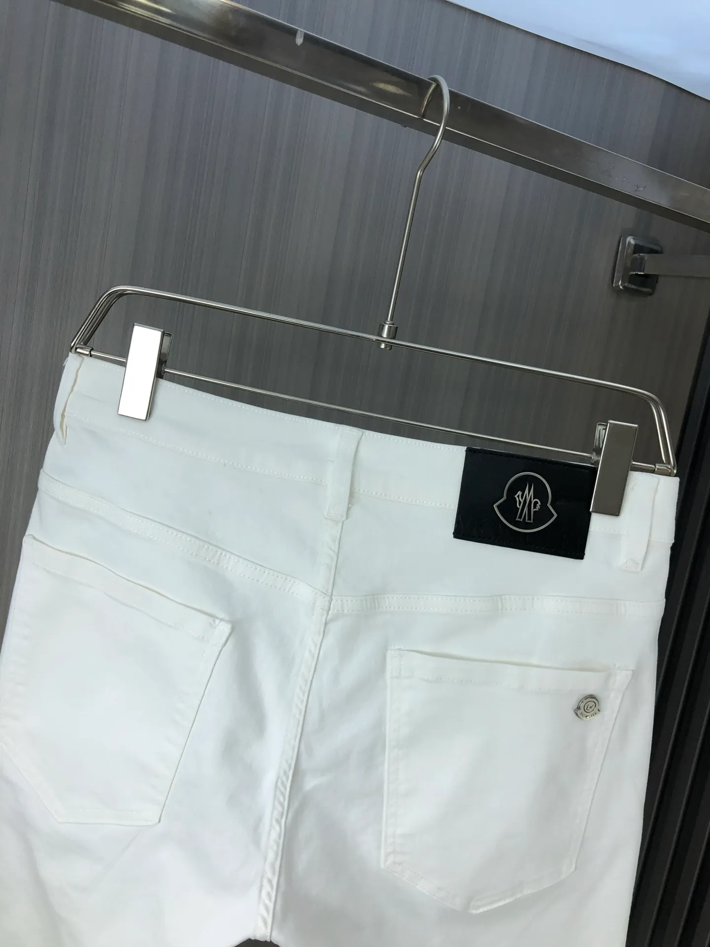 P220 MONCLER hooded shorts are the latest new men’s jeans for spring and summer 2025! Heavy-duty washed denim fabric, customized fabric is softer and more comfortable than ordinary denim fabric! Ultra-heavy industrial washing process and double process washing. The entire pair of pants has a comfortable feel, top-notch fineness and breathability. All hardware brand logos are custom-made, and the materials are selected with the best attributes. The elasticity of the fabric is very good and the comfort is great! The low-key design style is simple and elegant. Yardage: 28-38 (no 35.37)
