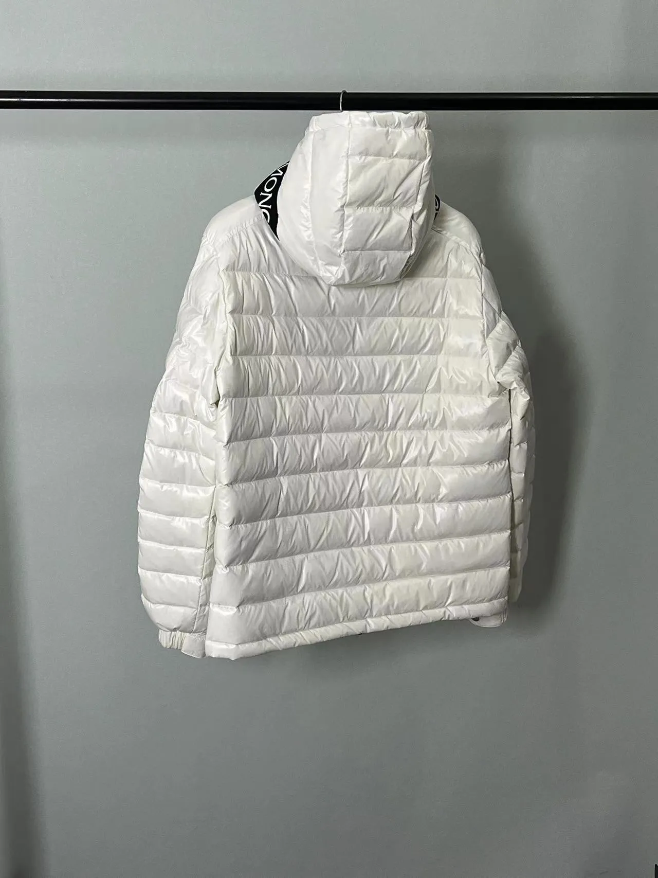 P800 ⬆️❤️🆕2️⃣0️⃣2️⃣4️⃣🆕Moncler Moncler 🆕Striped logo quilted hooded down jacket, simple and elegant, easy to wear Color: black white, sky blue Size: 12345