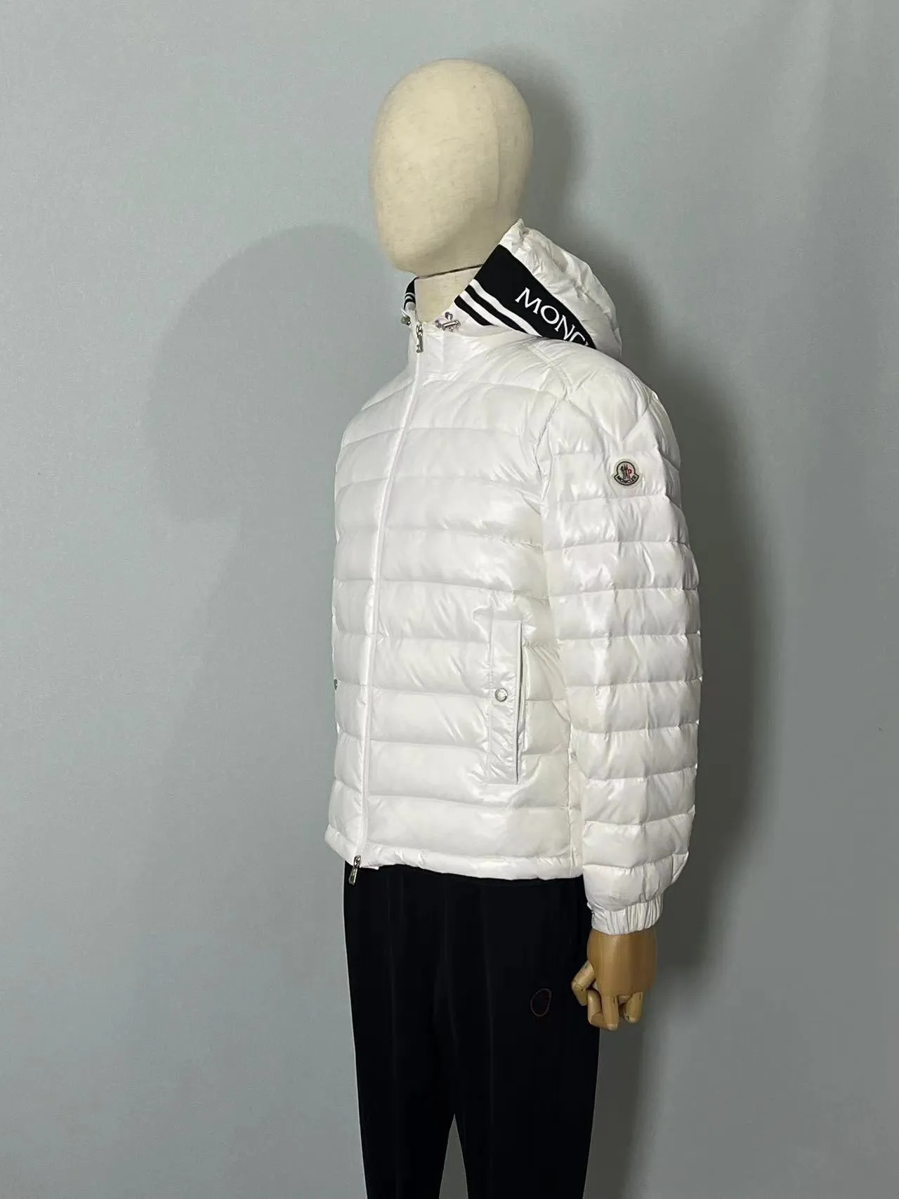 P800 ⬆️❤️🆕2️⃣0️⃣2️⃣4️⃣🆕Moncler Moncler 🆕Striped logo quilted hooded down jacket, simple and elegant, easy to wear Color: black white, sky blue Size: 12345