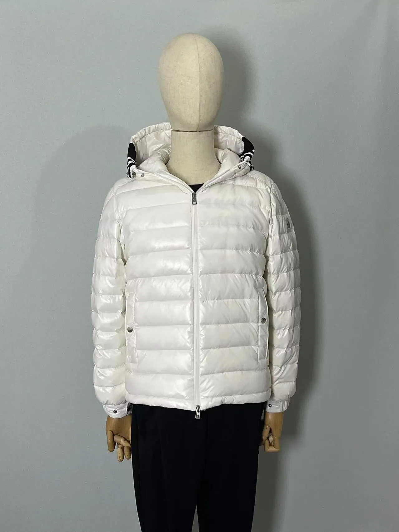 P800 ⬆️❤️🆕2️⃣0️⃣2️⃣4️⃣🆕Moncler Moncler 🆕Striped logo quilted hooded down jacket, simple and elegant, easy to wear Color: black white, sky blue Size: 12345