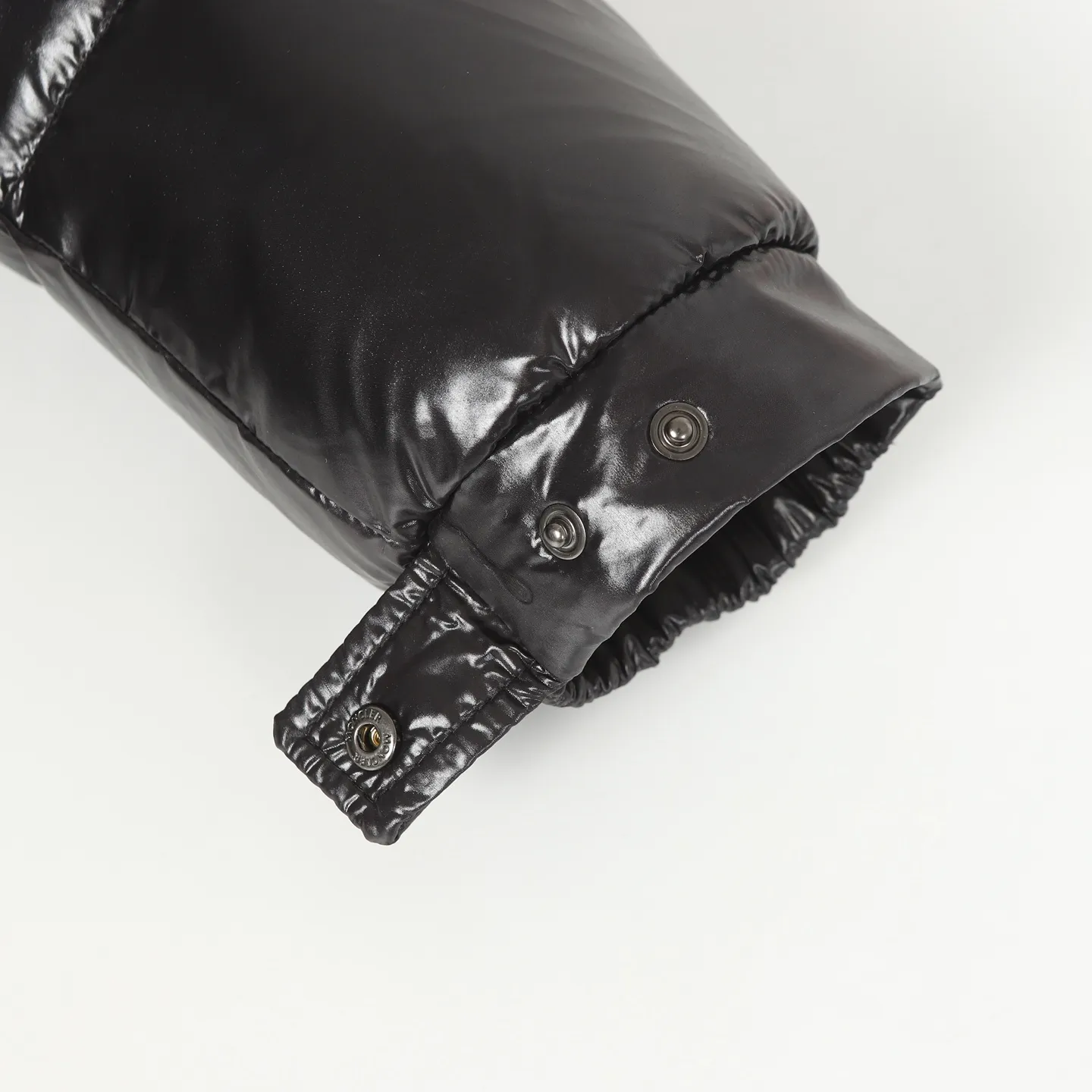 P860 MONCLER/Mongolian winter new women's long hooded counters are on sale at the same time🛒 Cavettaz long down adheres to the series' crisp graphic aesthetics and has square and rectangular quilting. It is made of lacquered nylon to highlight the brand's continuous efforts to reduce environmental impact. The down filling capacity is more than 400g🥳Thick and high fluffy Color: black white Code number: 1/2/3/4