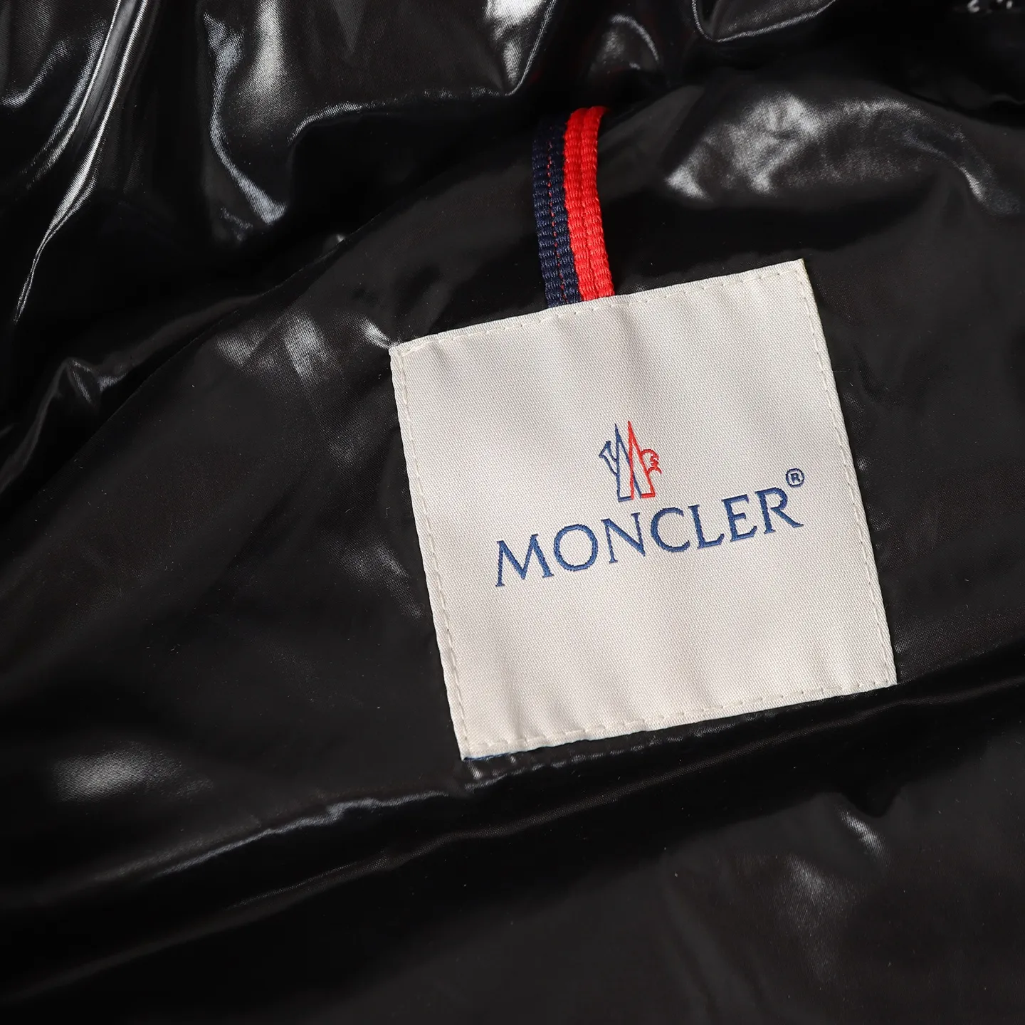 P860 MONCLER/Mongolian winter new women's long hooded counters are on sale at the same time🛒 Cavettaz long down adheres to the series' crisp graphic aesthetics and has square and rectangular quilting. It is made of lacquered nylon to highlight the brand's continuous efforts to reduce environmental impact. The down filling capacity is more than 400g🥳Thick and high fluffy Color: black white Code number: 1/2/3/4