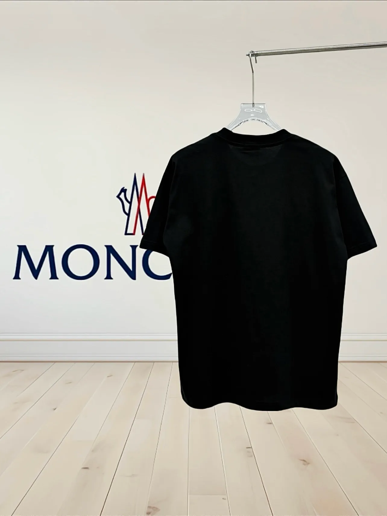 P150 [High Quality] Moncler new 👫 short-sleeved T-shirt, embroidered 🪡 with embroidery on the front and small logo on the cuffs. The latest model is exclusively available online! ! ~It’s both classic and fashionable, who doesn’t love it? It re-presents the classic, very eye-catching, with its own low-luxury aura and recognition! The traditional brand concept and modern advanced technology are perfectly combined. Coupled with an extremely modern and simple design, exclusive logo pattern design! The fabric is customized with 32 counts of 280g pure cotton fabric! The texture of this model is quite impressive. You can tell the specifications and grades at your fingertips. The level of finesse and breathability are top-notch! The same style for men and women, complete with three standards. Color: Black/White Size: S-ⅹL