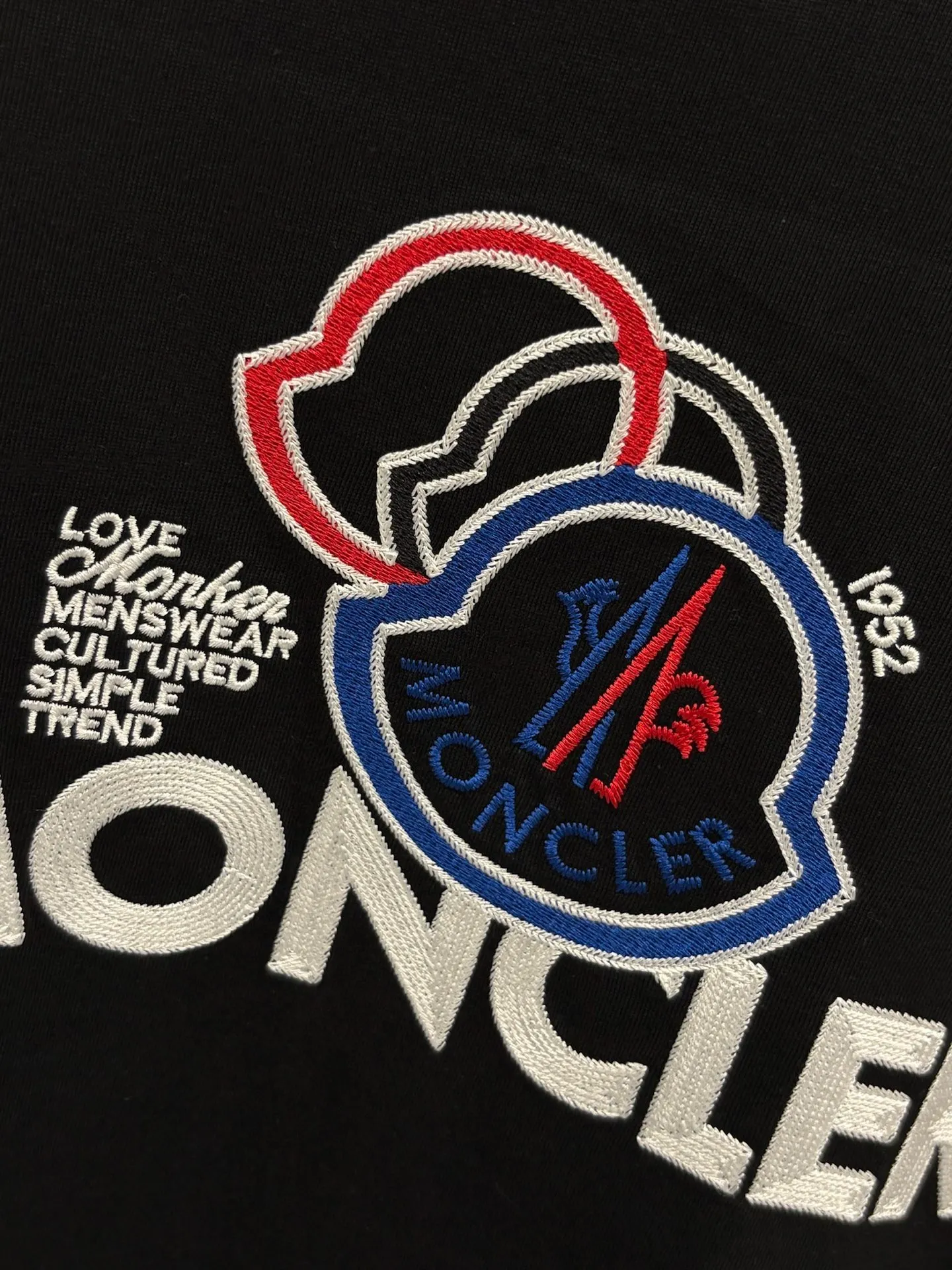 P150 [High Quality] Moncler new 👫 short-sleeved T-shirt, embroidered 🪡 with embroidery on the front and small logo on the cuffs. The latest model is exclusively available online! ! ~It’s both classic and fashionable, who doesn’t love it? It re-presents the classic, very eye-catching, with its own low-luxury aura and recognition! The traditional brand concept and modern advanced technology are perfectly combined. Coupled with an extremely modern and simple design, exclusive logo pattern design! The fabric is customized with 32 counts of 280g pure cotton fabric! The texture of this model is quite impressive. You can tell the specifications and grades at your fingertips. The level of finesse and breathability are top-notch! The same style for men and women, complete with three standards. Color: Black/White Size: S-ⅹL