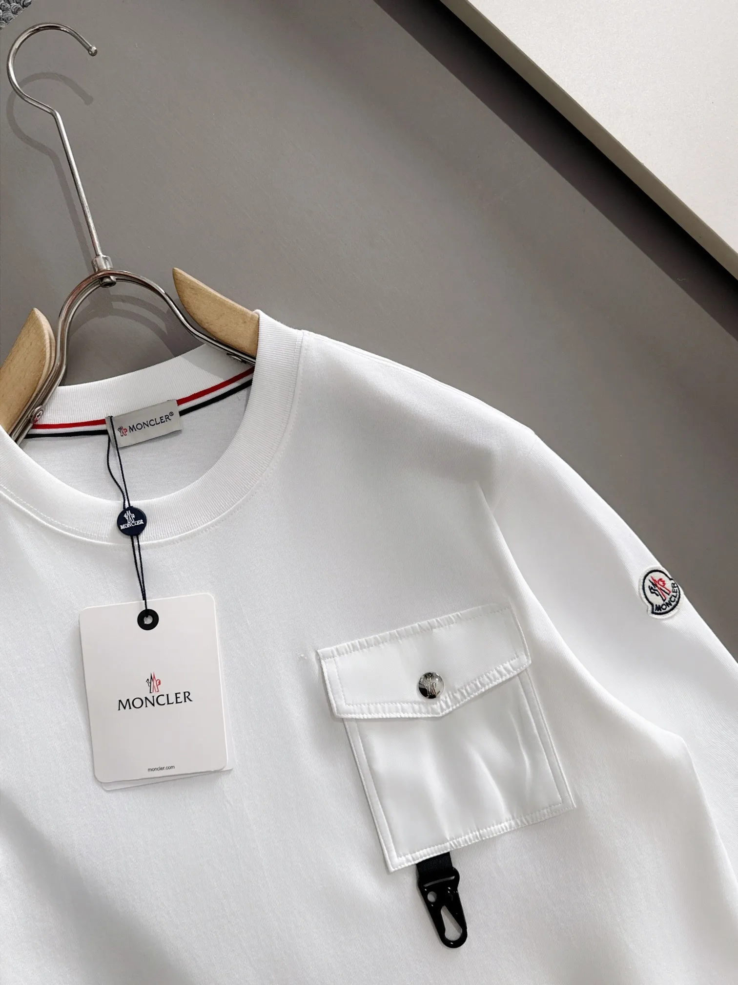 P190 Moncler 2025 New Style Woven Pocket Splicing Technology Customized Small Logo Same Style for Men and Women Long-sleeved T-shirt ·Customized 280g pure cotton fabric ·Dyeing 32 counts of double thread ·Collar label, hangtag, main mark and three complete labels Color: White Size: XS S M L