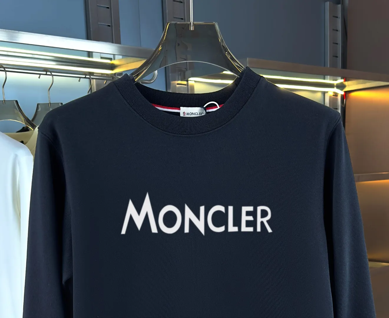 P210 High-version sweatshirt) [Long-term stock] 〖𝐌𝐎𝐍𝐂𝐋𝐄𝐑~Mask〗 Made of 440g heavy-weight fabric. It is different from the market currency. It can be matched with any variety and is properly handsome. 😎The whole dress is made of double waistcoats. The double waistcoats make the whole dress more three-dimensional. Not ordinary factories can do such fine work. 2025 Spring runway version of the T stage, on sale at the counter, round neck terry sweatshirt, high-end double-strand pure cotton, custom-made stretch ribs, dyed in the same vat, complete with three standards, matched with exquisite embroidered LOGO on the chest, simple and advanced, same style for men and women. Color: black, apricot, white, size: S M L XL 2XL