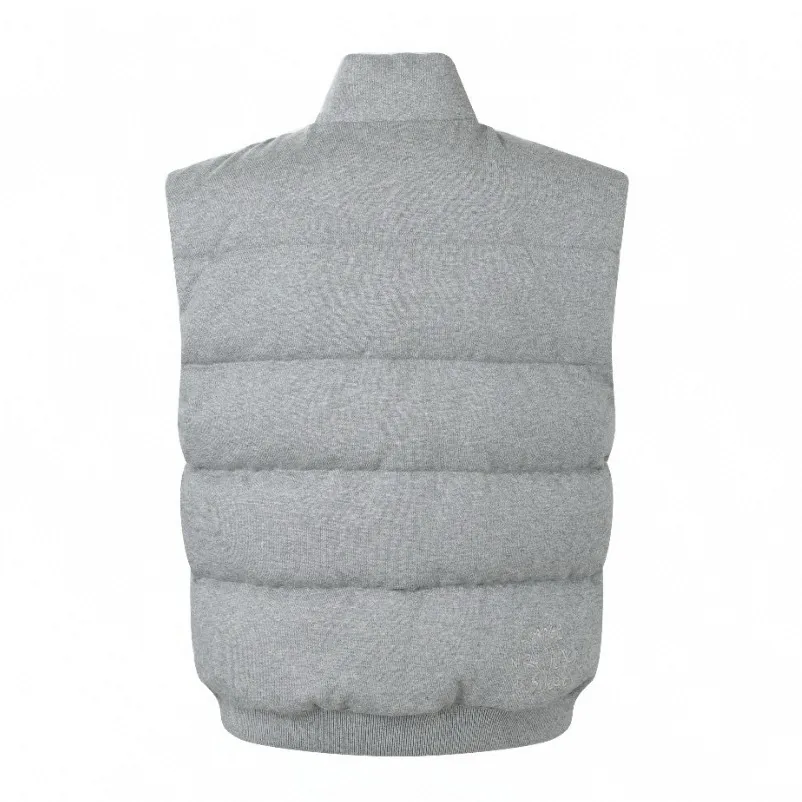 P770 Exclusive supply] Moncler Hiroshi Fujiwara co-branded down vest is a lightweight knitted fabric made of 90 national standard high-quality white duck down and 100% cotton fiber. The fiber characteristics are soft to the touch. The knitted structure gives the fabric a certain degree of elasticity in the horizontal and vertical directions. Even though it is a down vest, it can move freely without any sense of restraint. The air between the coils circulates freely and has good breathability. It is not easy to accumulate moisture inside, improving the wearing experience. The inner fabric is made of ultra-fine nylon denier woven high-density lining, with a thickness of 0.08mm to avoid increasing the overall weight and making it smooth to wear. The high-density woven structure forms a wind resistance layer to protect the thermal efficiency of the thermal insulation layer from loss. It can also withstand the expansion pressure of down and prevent deformation and damage after long-term use. Through the high-precision calculation system of the computerized embroidery machine, the collaborative operation of the machine head, needle bar, and bobbin is controlled. The fabric frame moves accurately in the horizontal and vertical directions to form a stitch track. The upper and lower thread tensions are adjusted to ensure that the stitches are smooth and free of floating threads. The chest, lower front and lower back panels are decorated with three different letter embroideries. The finished product has clear patterns and no burrs on the edges. Selected high-fill velvet with a fill power of 650fp, light and warm, with excellent temperature locking performance and good resilience. Size:S-M-L-XL