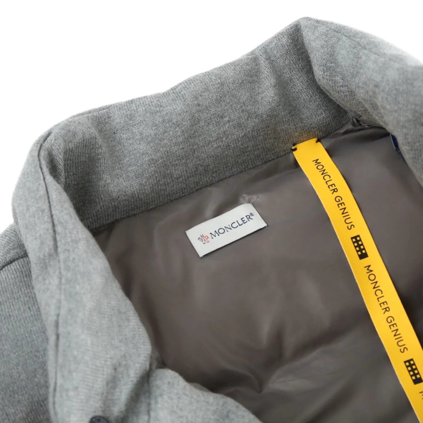 P770 Exclusive supply] Moncler Hiroshi Fujiwara co-branded down vest is a lightweight knitted fabric made of 90 national standard high-quality white duck down and 100% cotton fiber. The fiber characteristics are soft to the touch. The knitted structure gives the fabric a certain degree of elasticity in the horizontal and vertical directions. Even though it is a down vest, it can move freely without any sense of restraint. The air between the coils circulates freely and has good breathability. It is not easy to accumulate moisture inside, improving the wearing experience. The inner fabric is made of ultra-fine nylon denier woven high-density lining, with a thickness of 0.08mm to avoid increasing the overall weight and making it smooth to wear. The high-density woven structure forms a wind resistance layer to protect the thermal efficiency of the thermal insulation layer from loss. It can also withstand the expansion pressure of down and prevent deformation and damage after long-term use. Through the high-precision calculation system of the computerized embroidery machine, the collaborative operation of the machine head, needle bar, and bobbin is controlled. The fabric frame moves accurately in the horizontal and vertical directions to form a stitch track. The upper and lower thread tensions are adjusted to ensure that the stitches are smooth and free of floating threads. The chest, lower front and lower back panels are decorated with three different letter embroideries. The finished product has clear patterns and no burrs on the edges. Selected high-fill velvet with a fill power of 650fp, light and warm, with excellent temperature locking performance and good resilience. Size:S-M-L-XL
