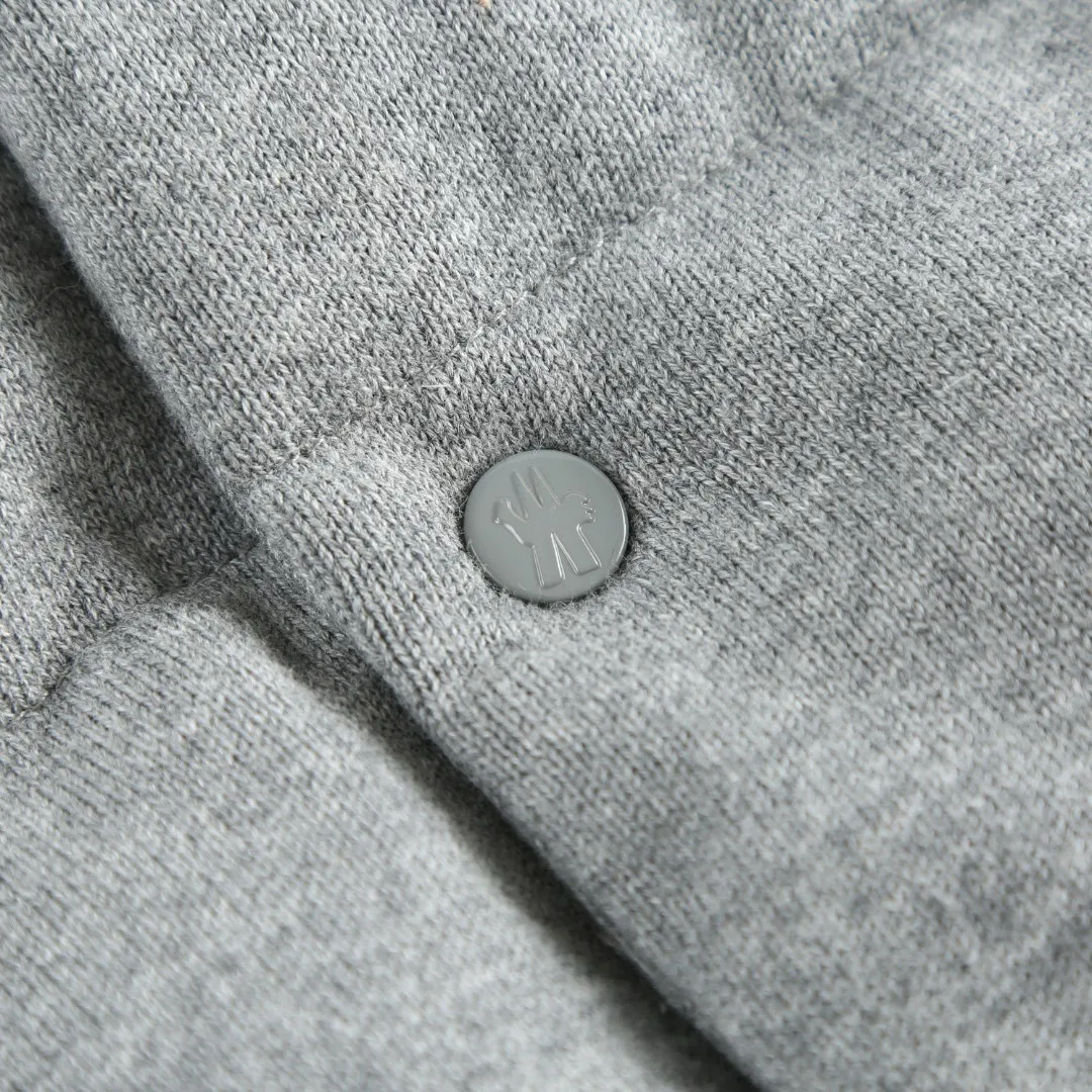 P770 Exclusive supply] Moncler Hiroshi Fujiwara co-branded down vest is a lightweight knitted fabric made of 90 national standard high-quality white duck down and 100% cotton fiber. The fiber characteristics are soft to the touch. The knitted structure gives the fabric a certain degree of elasticity in the horizontal and vertical directions. Even though it is a down vest, it can move freely without any sense of restraint. The air between the coils circulates freely and has good breathability. It is not easy to accumulate moisture inside, improving the wearing experience. The inner fabric is made of ultra-fine nylon denier woven high-density lining, with a thickness of 0.08mm to avoid increasing the overall weight and making it smooth to wear. The high-density woven structure forms a wind resistance layer to protect the thermal efficiency of the thermal insulation layer from loss. It can also withstand the expansion pressure of down and prevent deformation and damage after long-term use. Through the high-precision calculation system of the computerized embroidery machine, the collaborative operation of the machine head, needle bar, and bobbin is controlled. The fabric frame moves accurately in the horizontal and vertical directions to form a stitch track. The upper and lower thread tensions are adjusted to ensure that the stitches are smooth and free of floating threads. The chest, lower front and lower back panels are decorated with three different letter embroideries. The finished product has clear patterns and no burrs on the edges. Selected high-fill velvet with a fill power of 650fp, light and warm, with excellent temperature locking performance and good resilience. Size:S-M-L-XL